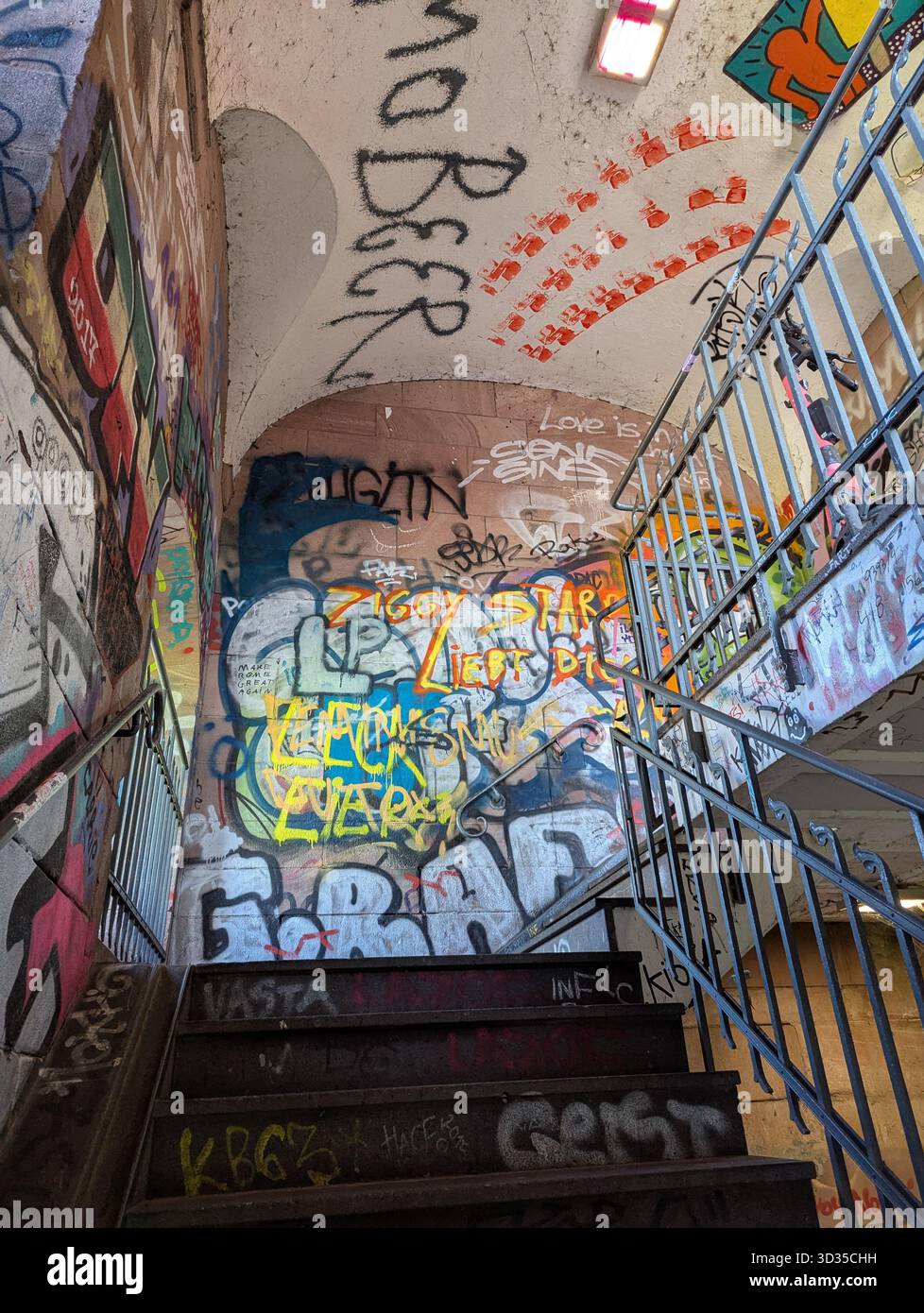 Köln, Deutschland - 1. Oktober 2025: Graffiti-Treppe zur Kölner southbridge Stockfoto