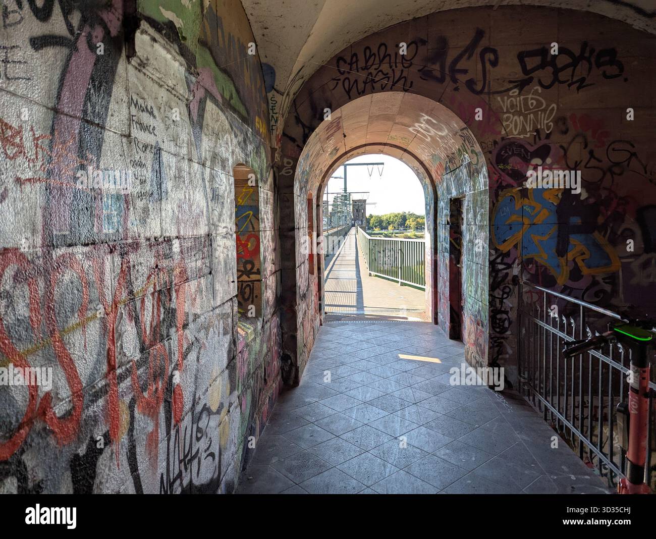 Köln, Deutschland - 1. Oktober 2025: Graffiti-Treppe zur Kölner southbridge Stockfoto