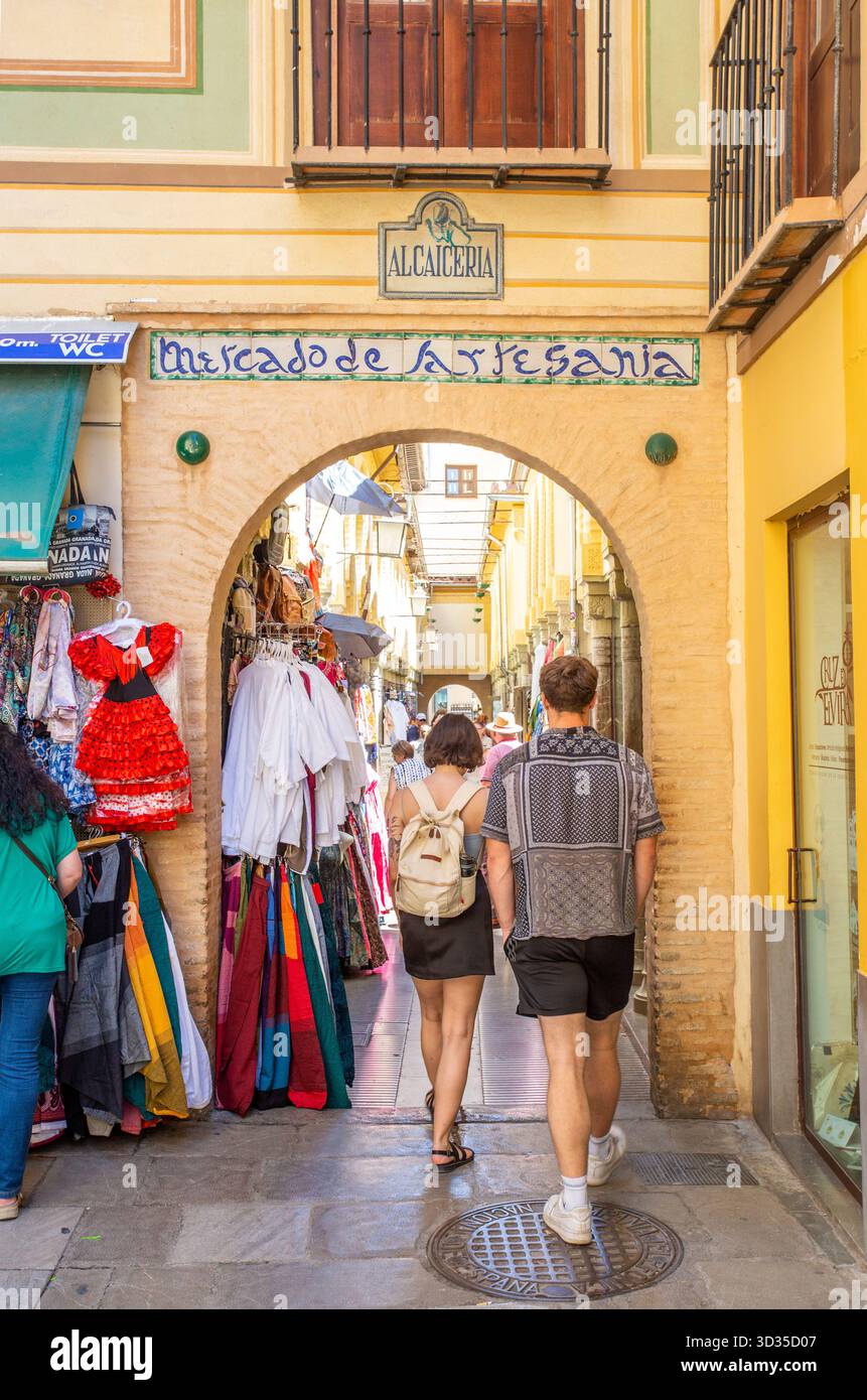 Touristen und Urlauber auf dem HE Alcaicería, einem historischen spanischen Markt in Granada, Spanien. Stockfoto