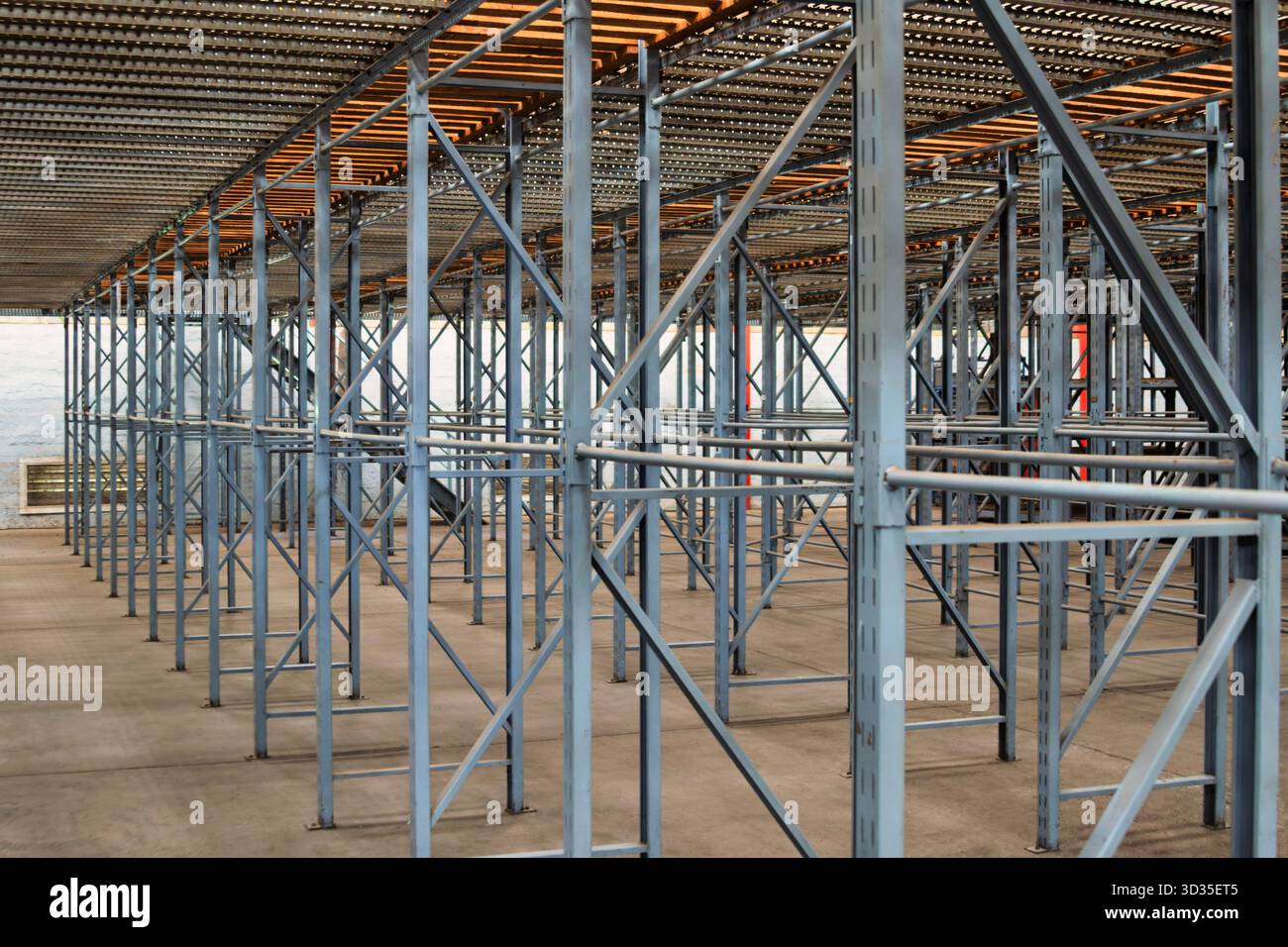 Industrielle Metallregale, in einem Lager, schwere Beanspruchung, leer keine Leute, Zementboden Stockfoto