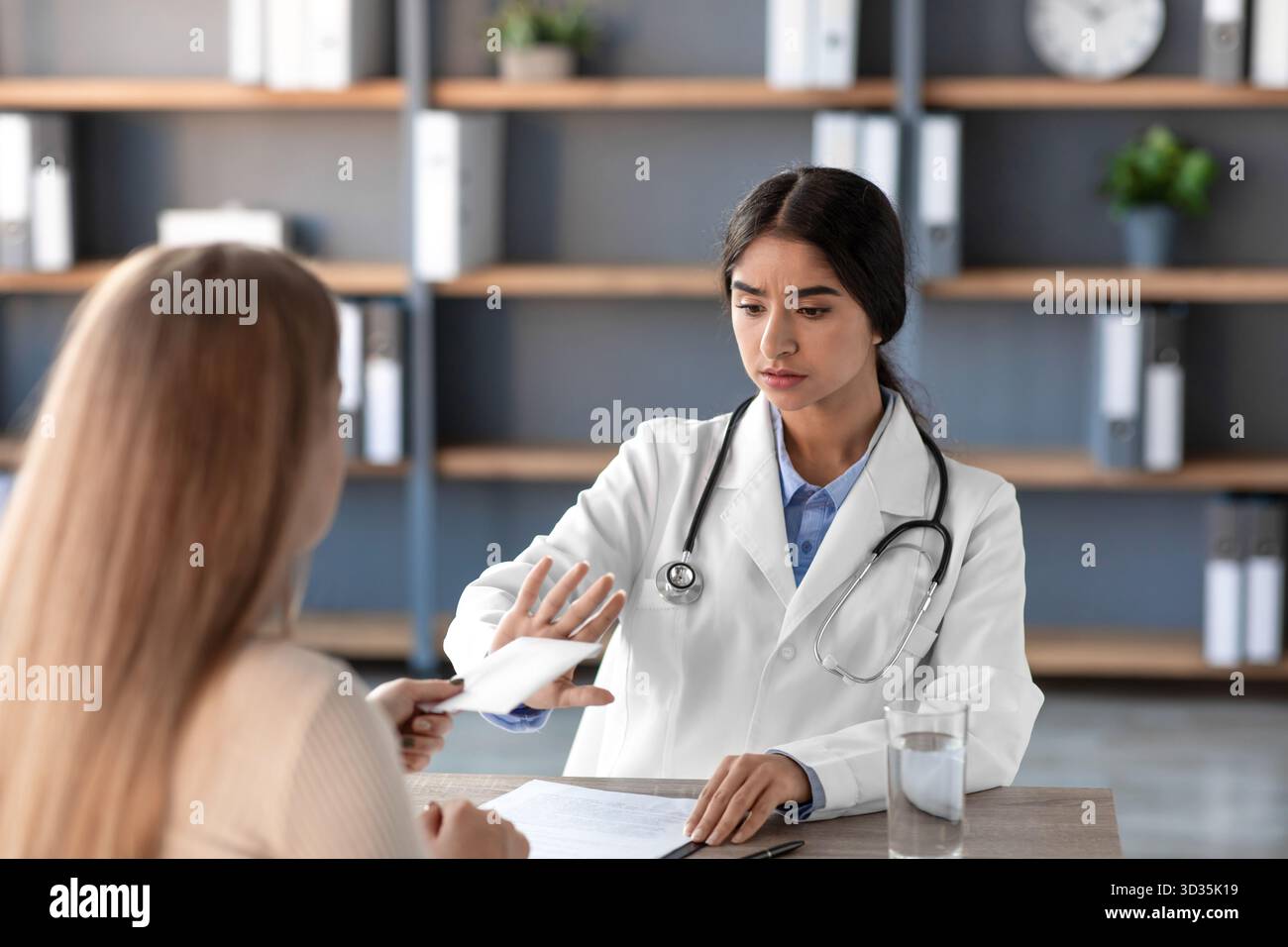 Junger indischer Arzt lehnt die Zahlung von Patienten ab und fördert damit Ehrlichkeit im Gesundheitswesen Stockfoto