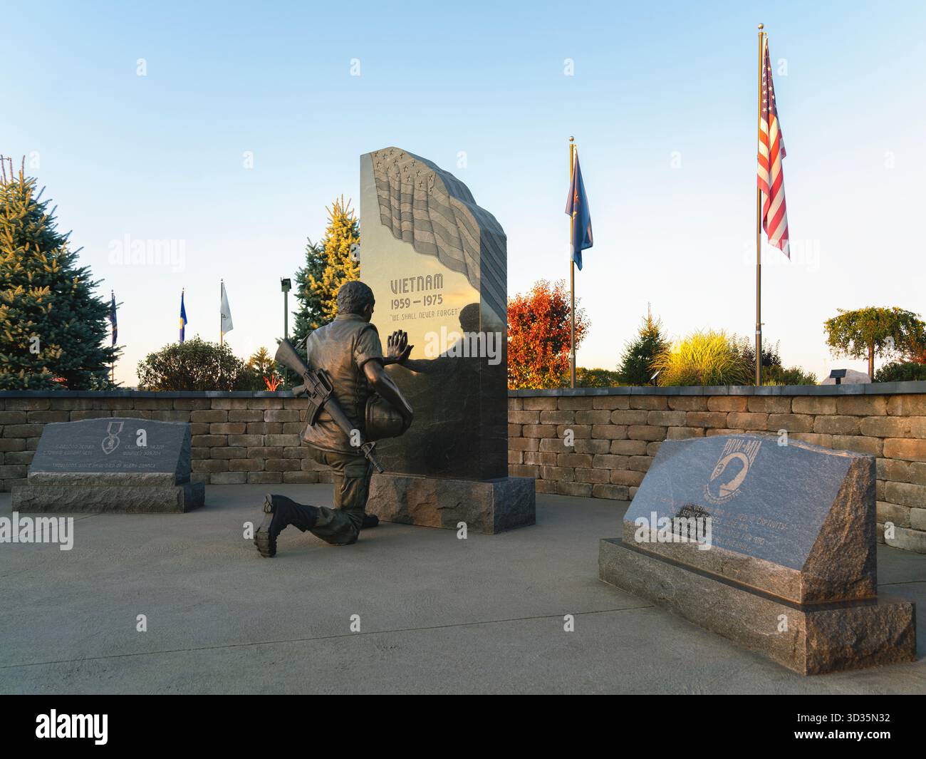 Rom, NY - 12. Oktober 2025: Weite Ansicht des knienden Soldaten-Elements des Vietnam Veterans Memorial im Griffiss International Sculpture Garden mit dem Stockfoto