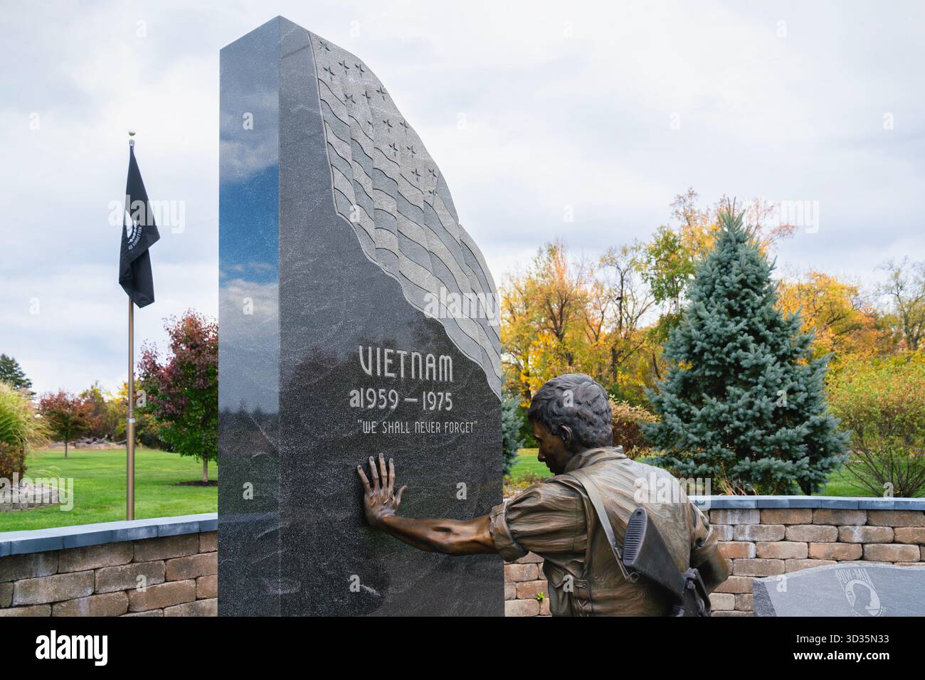 Rom, NY - 12. Oktober 2025: Nahaufnahme des knienden Soldaten-Elements des Vietnam Veterans Memorial im Griffiss International Sculpture Garden mit dem Stockfoto