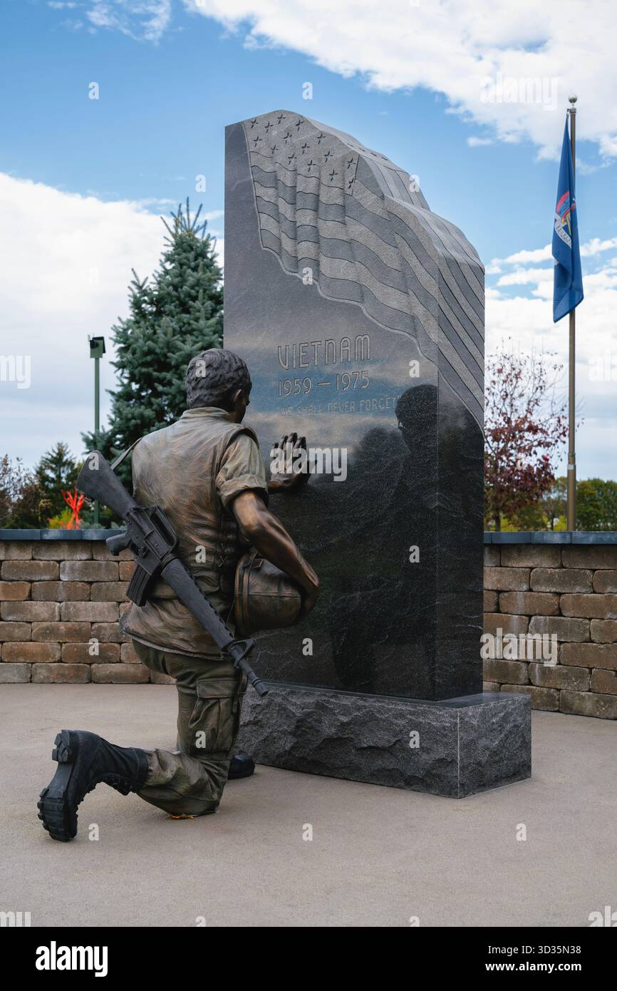Rom, NY - 12. Oktober 2025: Vollständige Ansicht des knienden Soldatenelements des Vietnam Veterans Memorial im Griffiss International Sculpture Garden mit dem Stockfoto