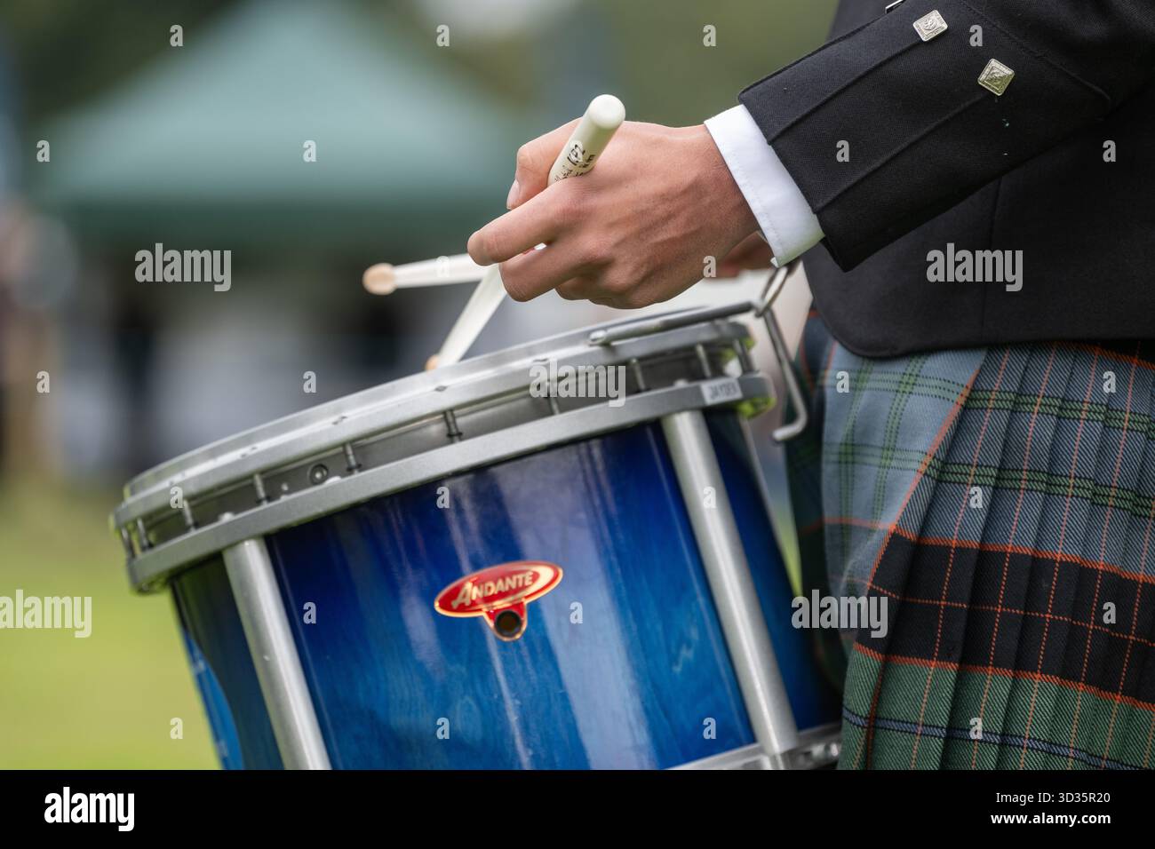 Mitglieder der Burgh of Langholm Pipe Band, die 2025 bei der Langholm Show, Dumfries and Galloway auftreten. Stockfoto