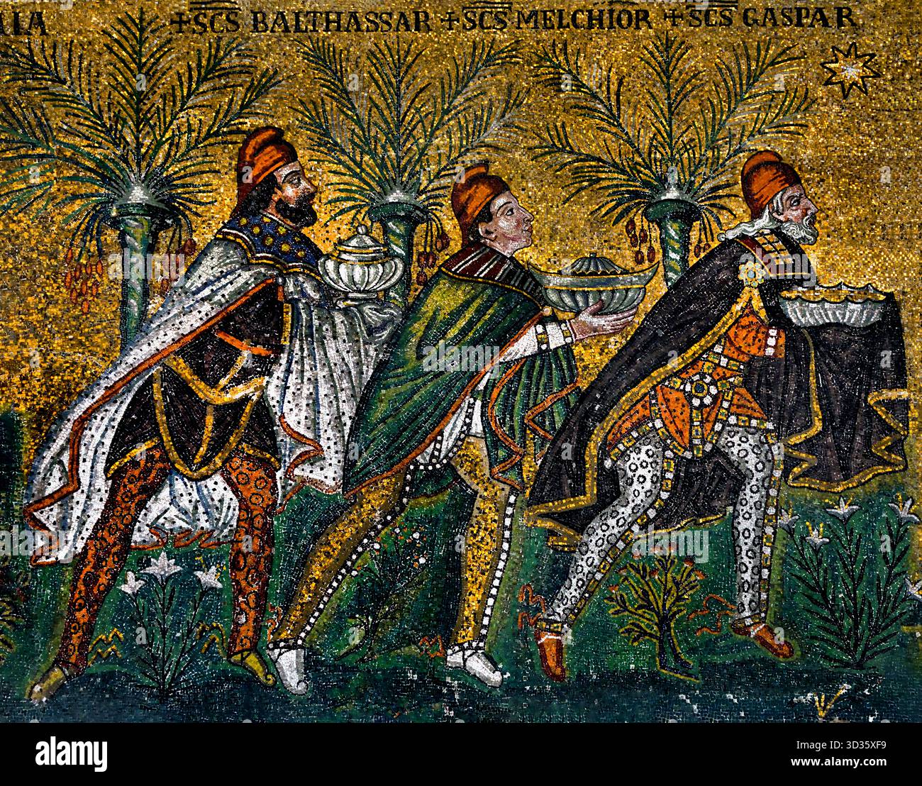 Basilica di Sant Apollinare Nuovo 6-7 Jh. byzantinisches Mosaik von Ravenna (späte römische und byzantinische Architektur,) Emilia-Romagna - Nördliche Italien. (UNESCO-Weltkulturerbe) mit der Darstellung der Heiligen Drei Könige oder Magi Stockfoto