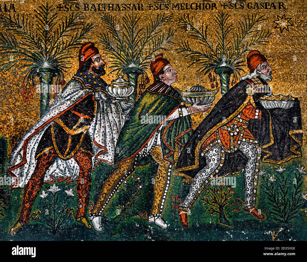 Basilica di Sant Apollinare Nuovo 6-7 Jh. byzantinisches Mosaik von Ravenna (späte römische und byzantinische Architektur,) Emilia-Romagna - Nördliche Italien. (UNESCO-Weltkulturerbe) mit der Darstellung der Heiligen Drei Könige oder Magi Stockfoto