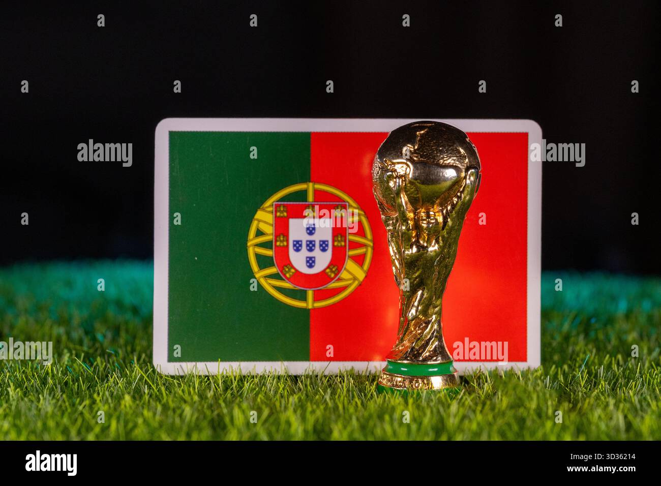 4. November 2025, Usa. FIFA Fussball-Weltmeisterschaft auf dem Hintergrund der portugiesischen Flagge. Portugal. Stockfoto