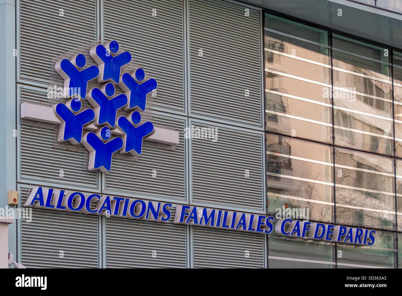 Schild und Logo am Eingang der Caisse d'Allocations familiales (CAF) von Paris, einer französischen Organisation, die für familiäre Sozialleistungen zuständig ist Stockfoto