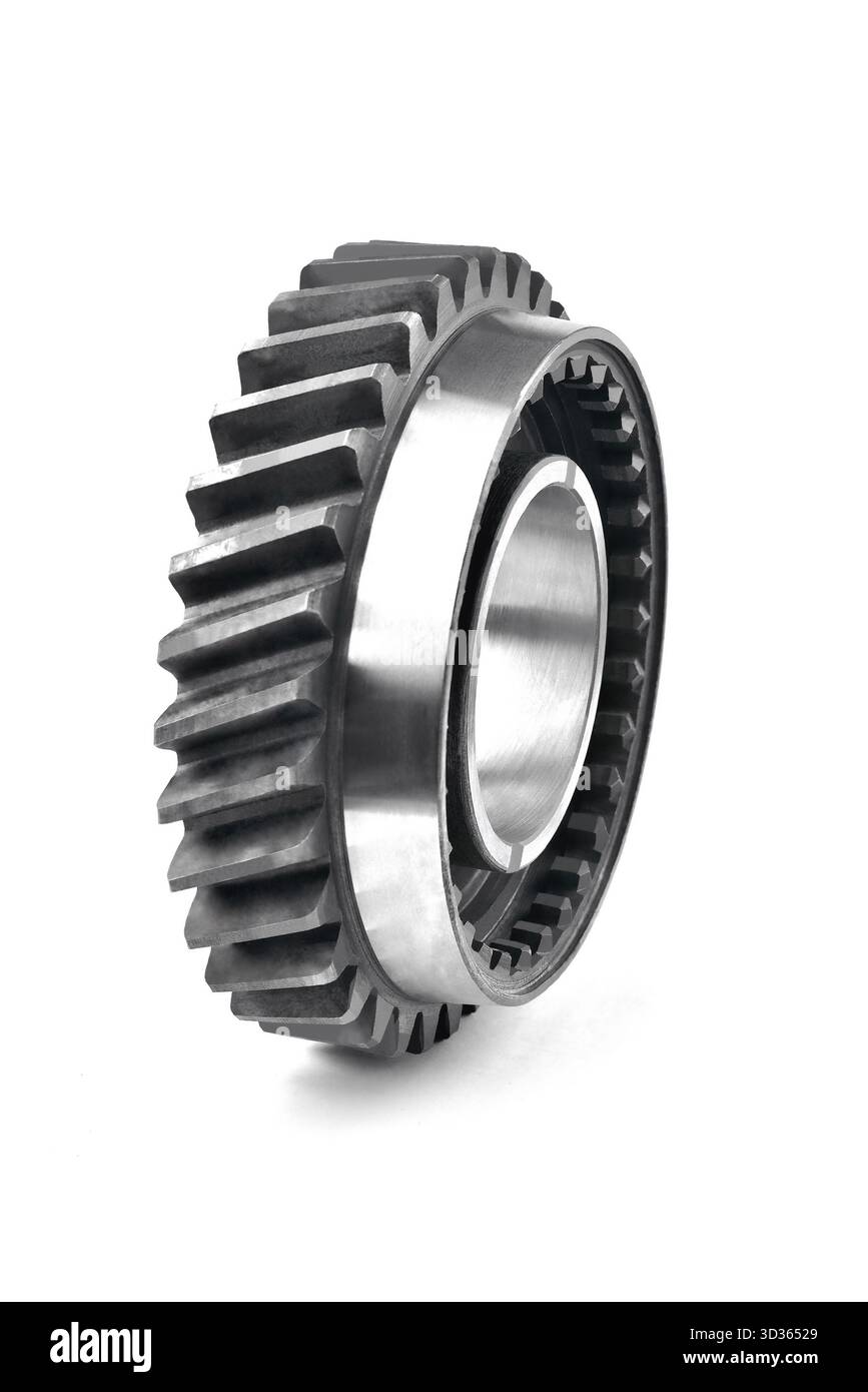 Ein Autogetriebe, ein Kettengetriebe, ein Mechanikzahnrad mit abgeschrägtem Einrückzahn. Weißer Hintergrund, selektiver Fokus, Nahaufnahme Stockfoto
