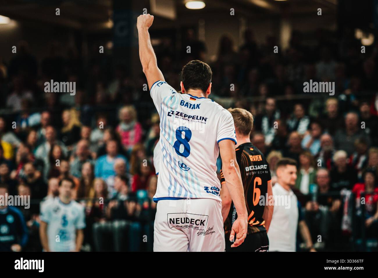 Aleksa Batak (8, VfB Friedrichshafen) ballt die Faust; Volleyball-Bundesliga, 5. Spieltag: SVG Lüneburg vs. VfB Friedrichshafen am 04.11.2025 in der LKH-Arena, Lüneburg Stockfoto