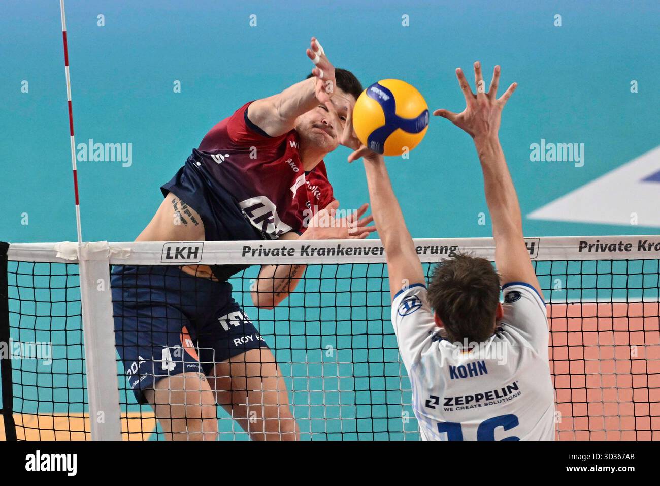 11.04.2025, LKH Arena, Lüneburg, GER; 1. VBL, SVG Lüneburg vs VfB Friedrichshafen im Bild Christopher Byam (Lüneburg #04) versucht Simon Kohn (Friedrichshafen #16) zu überholen Foto ? Nordphoto GmbH/ Witke *** Lokale Beschriftung *** Stockfoto