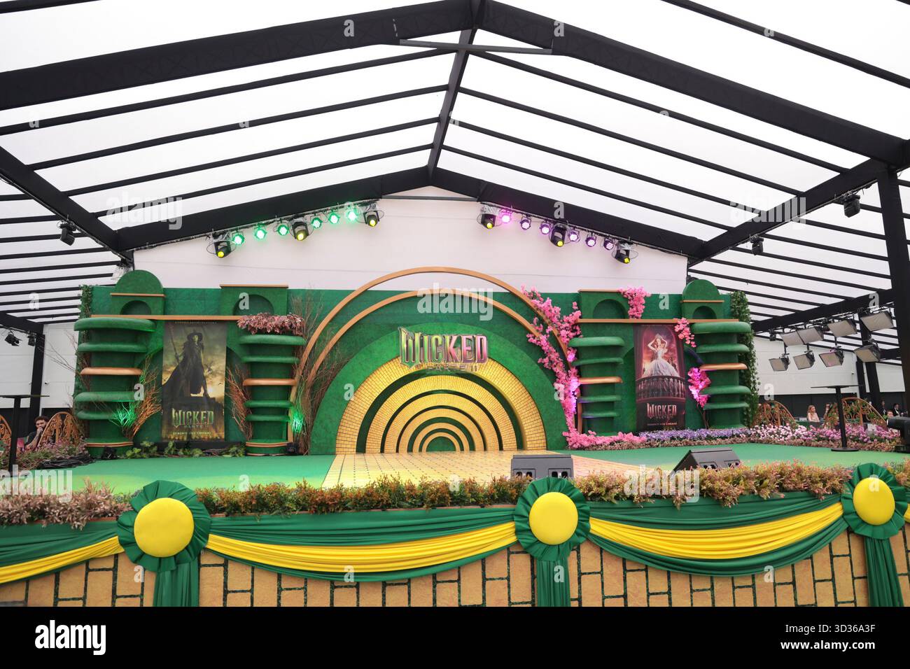 Sao Paulo, Sao Paulo, Brasilien. November 2025. Sao Paulo (SP), 11/2025 - Cinema/Wicked II/SP - Publikumsbewegung während der Premiere von „Wicked: Part II“ mit Teil der Besetzung, darunter Jon M. Chu (Regisseur), Jonathan Bailey (Fiyero), Cynthia Erivo (Elphaba), am Dienstag, 4. November 2025 in der Suhai Music Hall in Sao Paulo. (Foto: Leco Viana/Thenews2/Zumapress) (Foto: © Leco Viana/TheNEWS2 via ZUMA Press Wire) NUR REDAKTIONELLE VERWENDUNG! Nicht für kommerzielle ZWECKE! Stockfoto