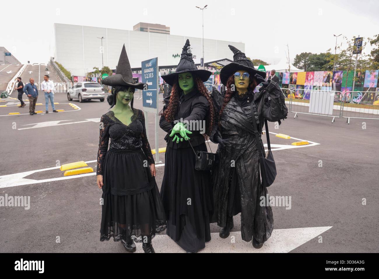 Sao Paulo, Sao Paulo, Brasilien. November 2025. Sao Paulo (SP), 11/2025 - Cinema/Wicked II/SP - Publikumsbewegung während der Premiere von „Wicked: Part II“ mit Teil der Besetzung, darunter Jon M. Chu (Regisseur), Jonathan Bailey (Fiyero), Cynthia Erivo (Elphaba), am Dienstag, 4. November 2025 in der Suhai Music Hall in Sao Paulo. (Foto: Leco Viana/Thenews2/Zumapress) (Foto: © Leco Viana/TheNEWS2 via ZUMA Press Wire) NUR REDAKTIONELLE VERWENDUNG! Nicht für kommerzielle ZWECKE! Stockfoto