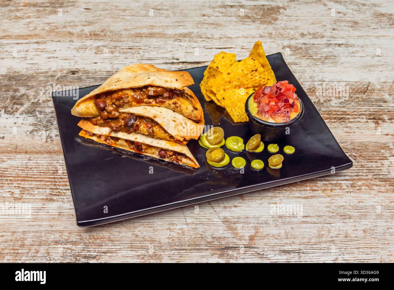 Huitlacoche Quesadillas mit Maispilzen, gebraten mit Zwiebeln, Knoblauch und geschmolzenem Manchego-Käse auf handwerklichen Tortillas. Stockfoto