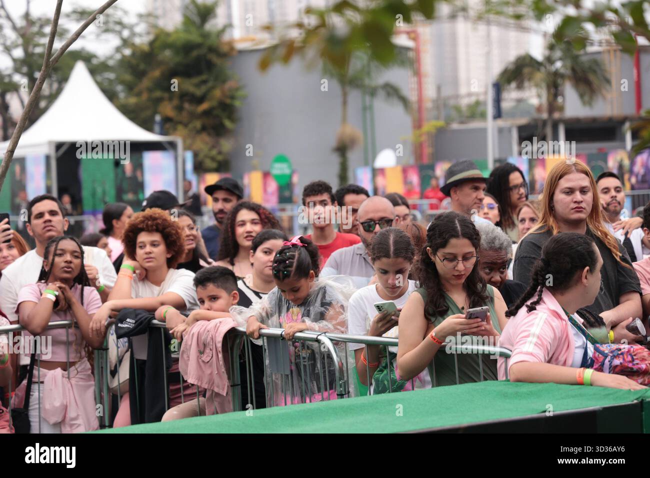 Sao Paulo, Sao Paulo, Brasilien. November 2025. Sao Paulo (SP), 11/2025 - Cinema/Wicked II/SP - Publikumsbewegung während der Premiere von „Wicked: Part II“ mit Teil der Besetzung, darunter Jon M. Chu (Regisseur), Jonathan Bailey (Fiyero), Cynthia Erivo (Elphaba), am Dienstag, 4. November 2025 in der Suhai Music Hall in Sao Paulo. (Foto: Leco Viana/Thenews2/Zumapress) (Foto: © Leco Viana/TheNEWS2 via ZUMA Press Wire) NUR REDAKTIONELLE VERWENDUNG! Nicht für kommerzielle ZWECKE! Stockfoto