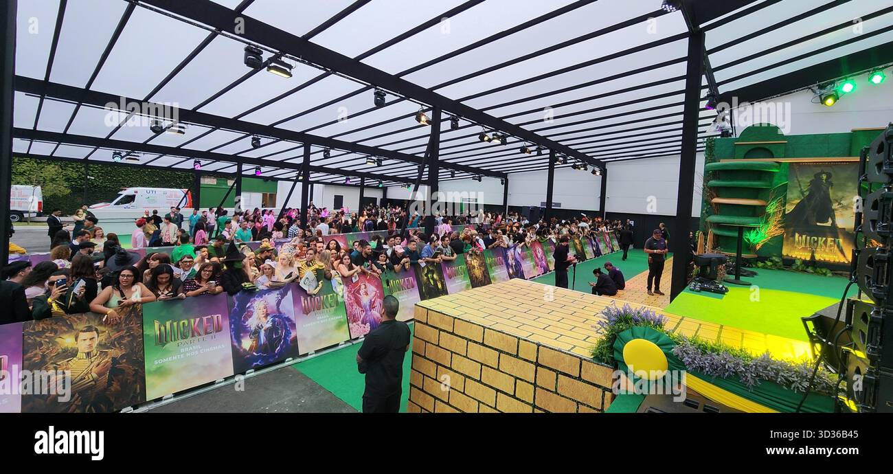 Sao Paulo, Sao Paulo, Brasilien. November 2025. Sao Paulo (SP), 11/2025 - Cinema/Wicked II/SP - Publikumsbewegung während der Premiere von „Wicked: Part II“ mit Teil der Besetzung, darunter Jon M. Chu (Regisseur), Jonathan Bailey (Fiyero), Cynthia Erivo (Elphaba), am Dienstag, 4. November 2025 in der Suhai Music Hall in Sao Paulo. (Foto: Leco Viana/Thenews2/Zumapress) (Foto: © Leco Viana/TheNEWS2 via ZUMA Press Wire) NUR REDAKTIONELLE VERWENDUNG! Nicht für kommerzielle ZWECKE! Stockfoto