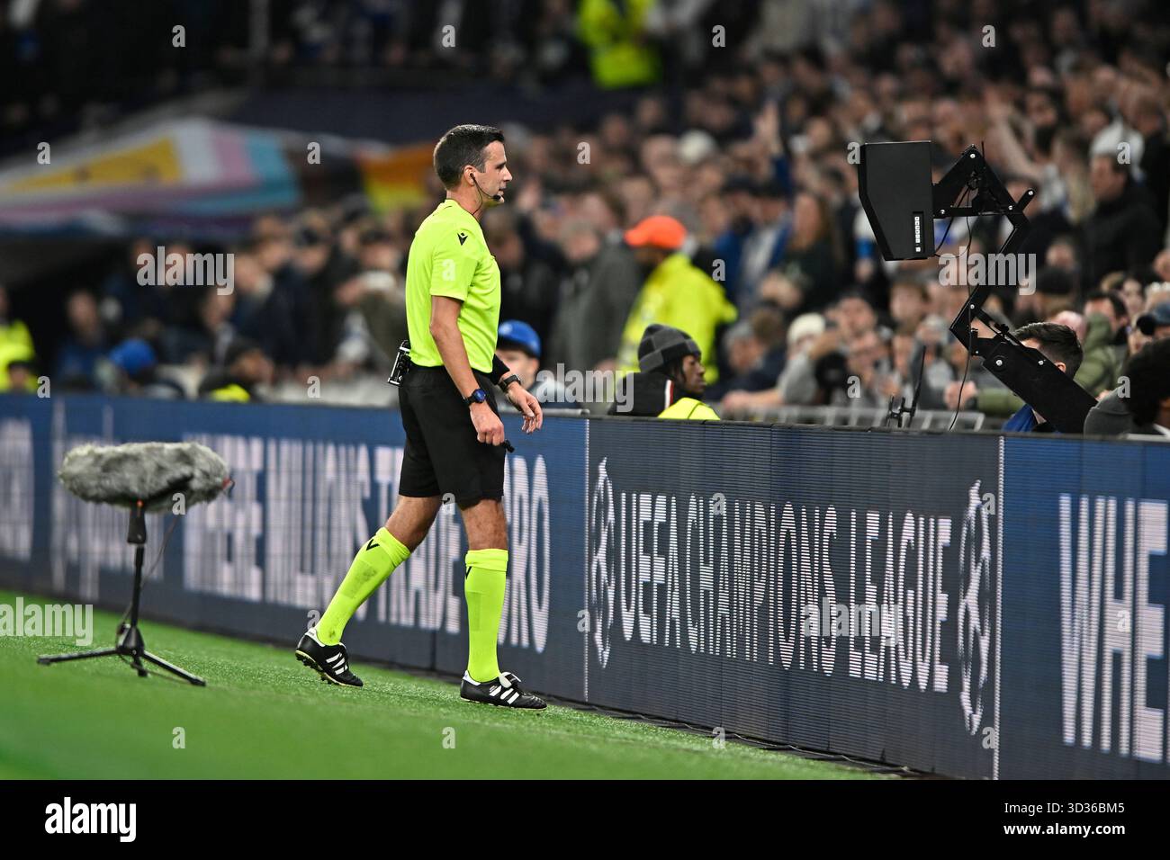 London, Großbritannien. November 2025. Schiedsrichter Erik Lambrechts überprüft den VAR-Monitor, bevor er Brennan Johnson von Tottenham Hotspur im Tottenham Hotspur Stadium London eine rote Karte ausstellt. Dieses Bild ist NUR für REDAKTIONELLE ZWECKE bestimmt. Für jede andere Verwendung ist eine Lizenz von Football DataCo erforderlich. Quelle: MARTIN DALTON/Alamy Live News Stockfoto