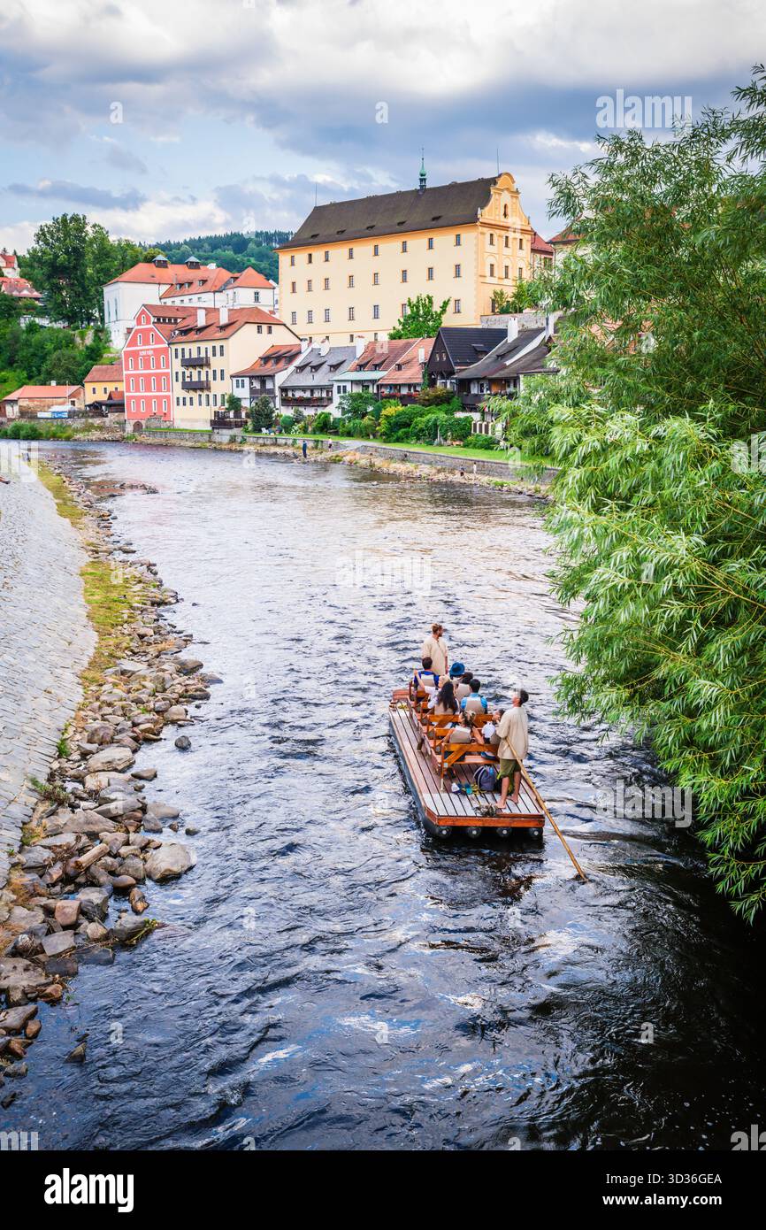 Sightseeing-Tour Gruppe, Fluss-Rafting auf der Vitava Fluss durch das historische Cesky Krumlov. Stockfoto