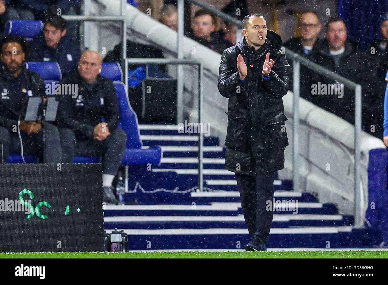 Knighthead Park, Birmingham am Dienstag, 4. November 2025. Chris Davies, Manager von Birmingham City, ermutigt sein Team während des Sky Bet Championship-Spiels zwischen Birmingham City und Millwall am Dienstag, den 4. November 2025, im St Andrews @ Knighthead Park in Birmingham. (Foto: Stuart Leggett | MI News) Credit: MI News & Sport /Alamy Live News Stockfoto