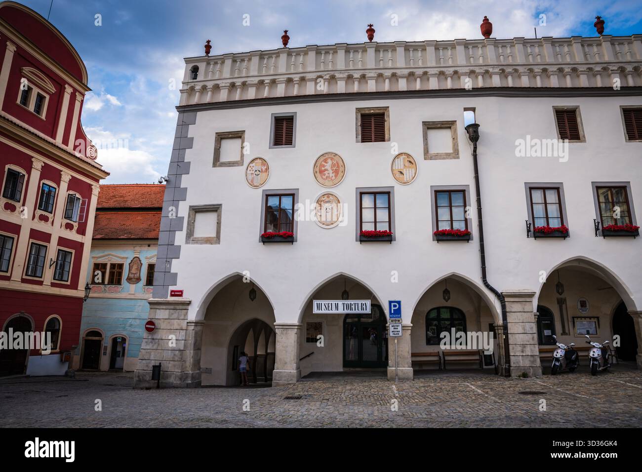 Vorderseite des Musseums der Folter, das mittelalterlichen Foltermethoden gewidmet ist, mit verschiedenen Instrumenten und wachsfigurigen Opfern. Stockfoto