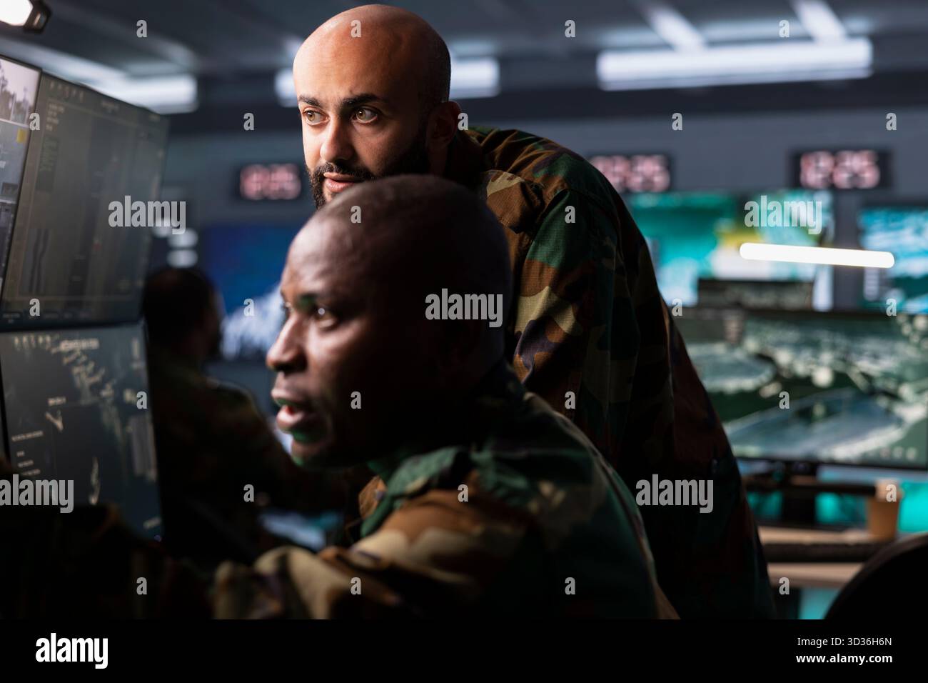 Armeeoffiziere verwenden Aufklärungsausrüstung, um Bedrohungen zu überwachen und Ziele zu erkennen. Militärspezialisten im Hauptquartier, die moderne Kriegsinformationen einsetzen, um Truppen zu helfen, Gegner zu besiegen Stockfoto