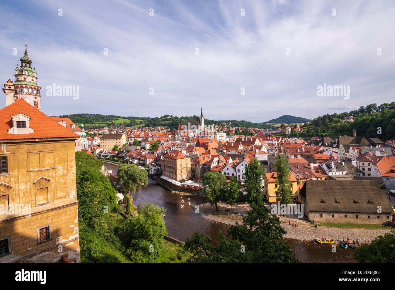 Aus der Vogelperspektive auf die historische Altstadt Cesky Krumlov, eine mittelalterliche Stadt in der Tschechischen Republik, von der Burg aus. Stockfoto