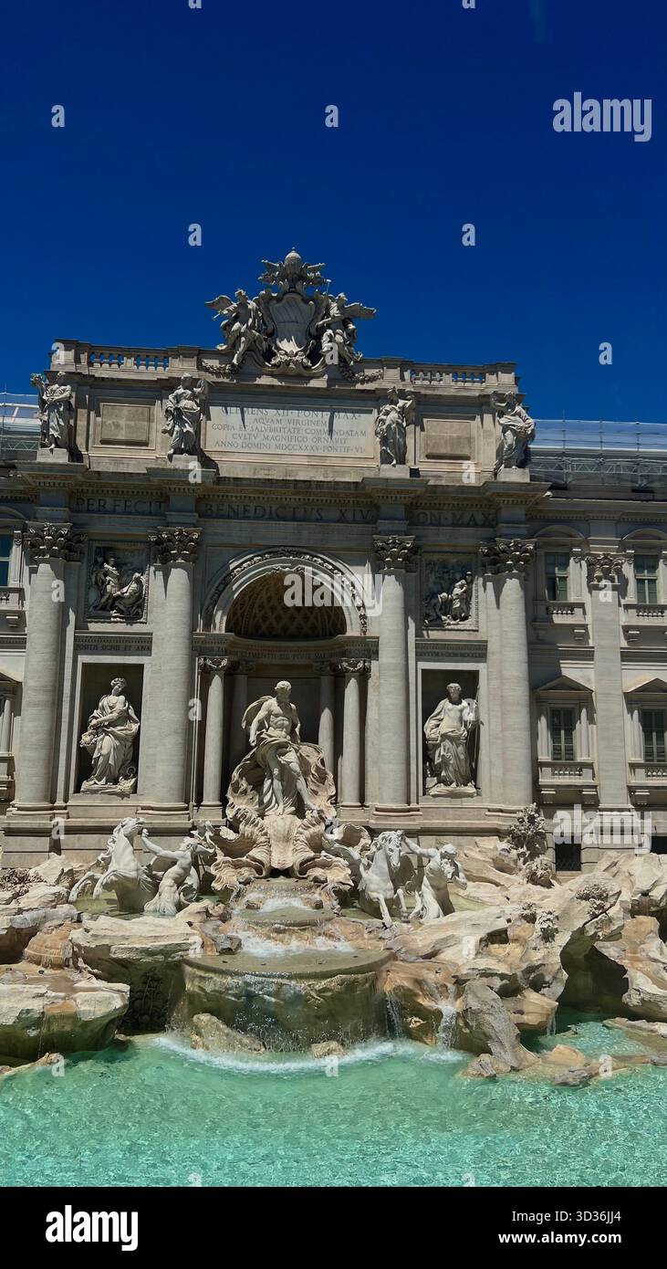 Berühmter Trevi-Brunnen (Fontana di Trevi) in Rom, Italien, mit der zentralen Statue des Ozeans und seiner Seepferde. Die weiße Barockarchitektur - Smartphone-aufgenommenes Stockfoto