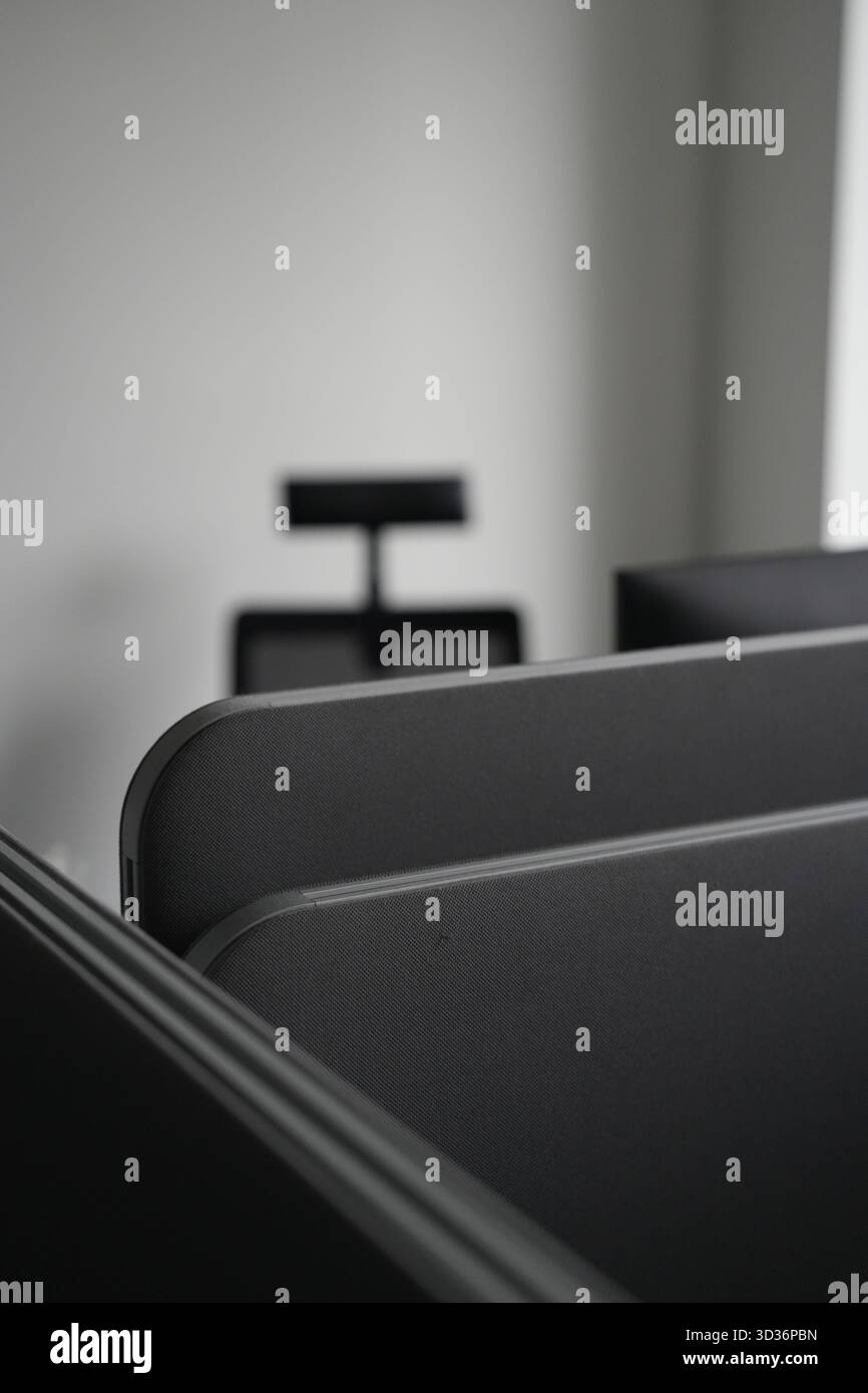 Eine Nahaufnahme eines modernen Innenraums im Büro mit dunklen Möbeln und minimalistischem Design. Stockfoto