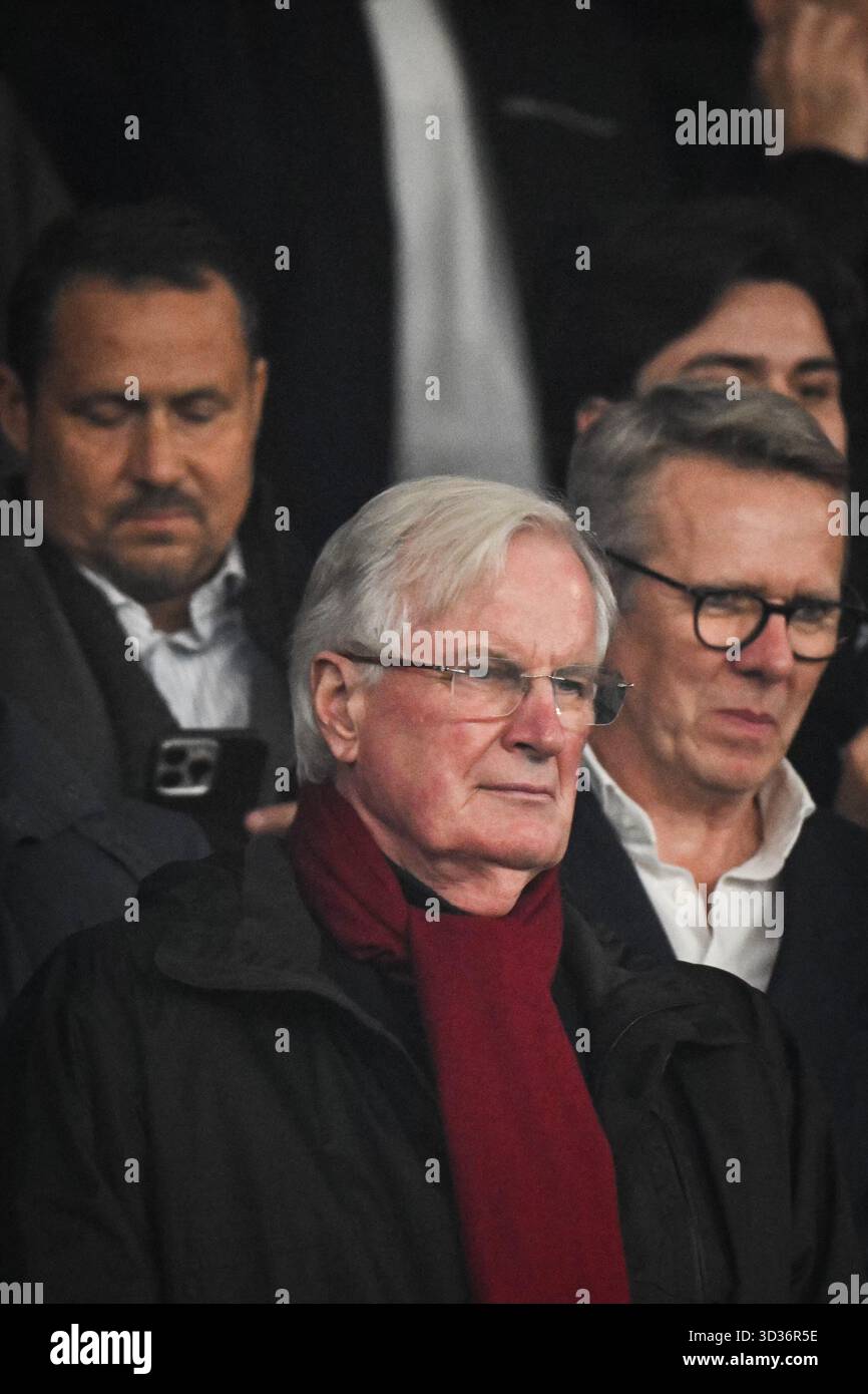 Paris, Frankreich. November 2025. Michel Barnier, ehemaliger Premierminister und Abgeordneter der Nationalversammlung, nimmt am 4. November 2025 im Parc des Princes Stadion in Paris am UEFA Champions League-Fußballspiel zwischen Paris Saint-Germain und FC Bayern München Teil. Foto: Firas Abdullah/ABACAPRESS.COM Credit: Abaca Press/Alamy Live News Stockfoto