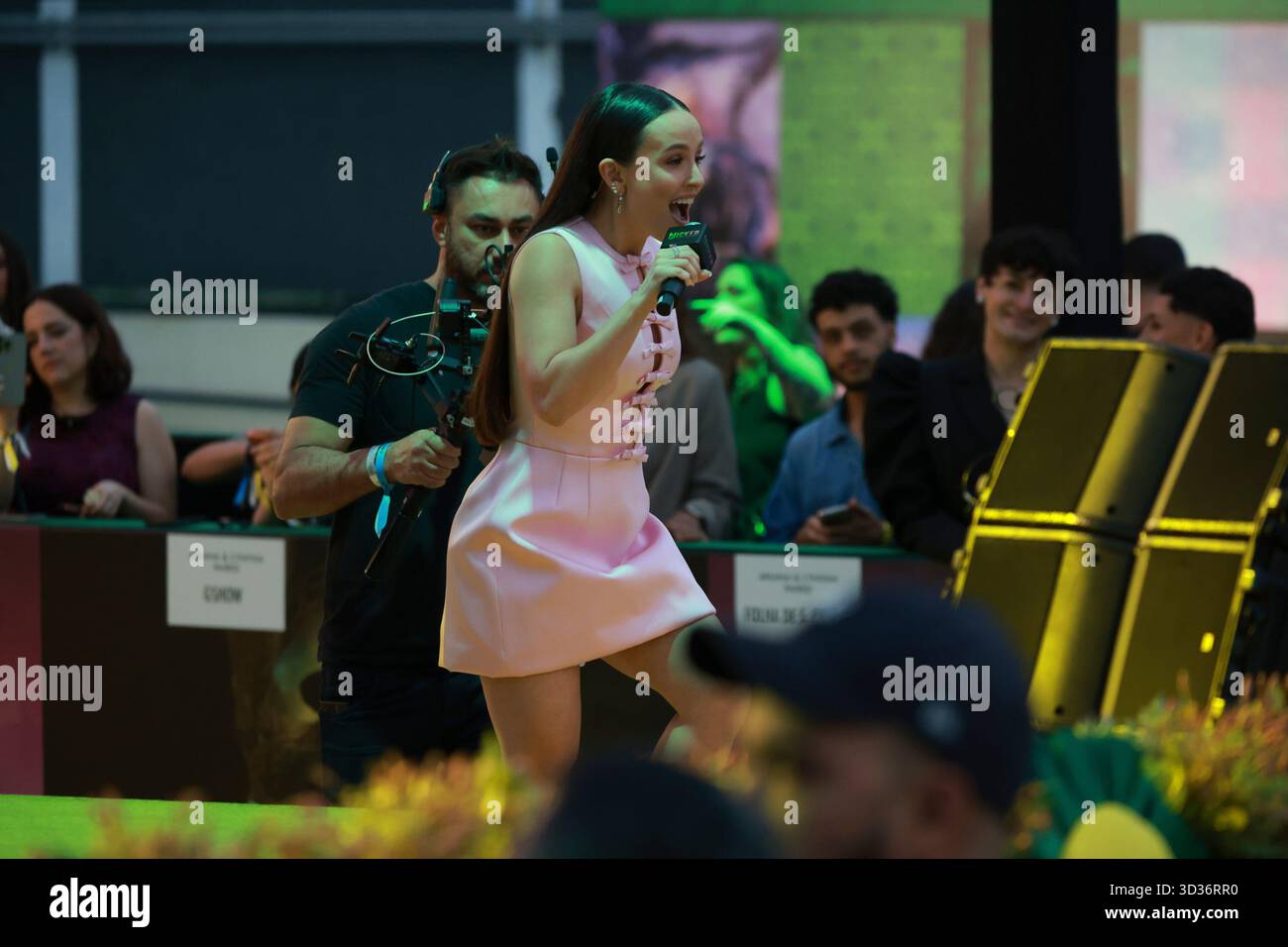 Sao Paulo, Sao Paulo, Brasilien. November 2025. Sao Paulo (SP), 11/2025 - Cinema/Wicked II/SP - Schauspielerin Larissa Manoela präsentiert die Premiere von „Wicked: Part II“ mit einem Teil der Besetzung, darunter Jon M. Chu (Regisseur), Jonathan Bailey (Fiyero), Cynthia Erivo (Elphaba), am Dienstag, den 4. November 2025 in der Suhai Music Hall in Sao Paulo. (Foto: Leco Viana/Thenews2/Zumapress) (Foto: © Leco Viana/TheNEWS2 via ZUMA Press Wire) NUR REDAKTIONELLE VERWENDUNG! Nicht für kommerzielle ZWECKE! Stockfoto