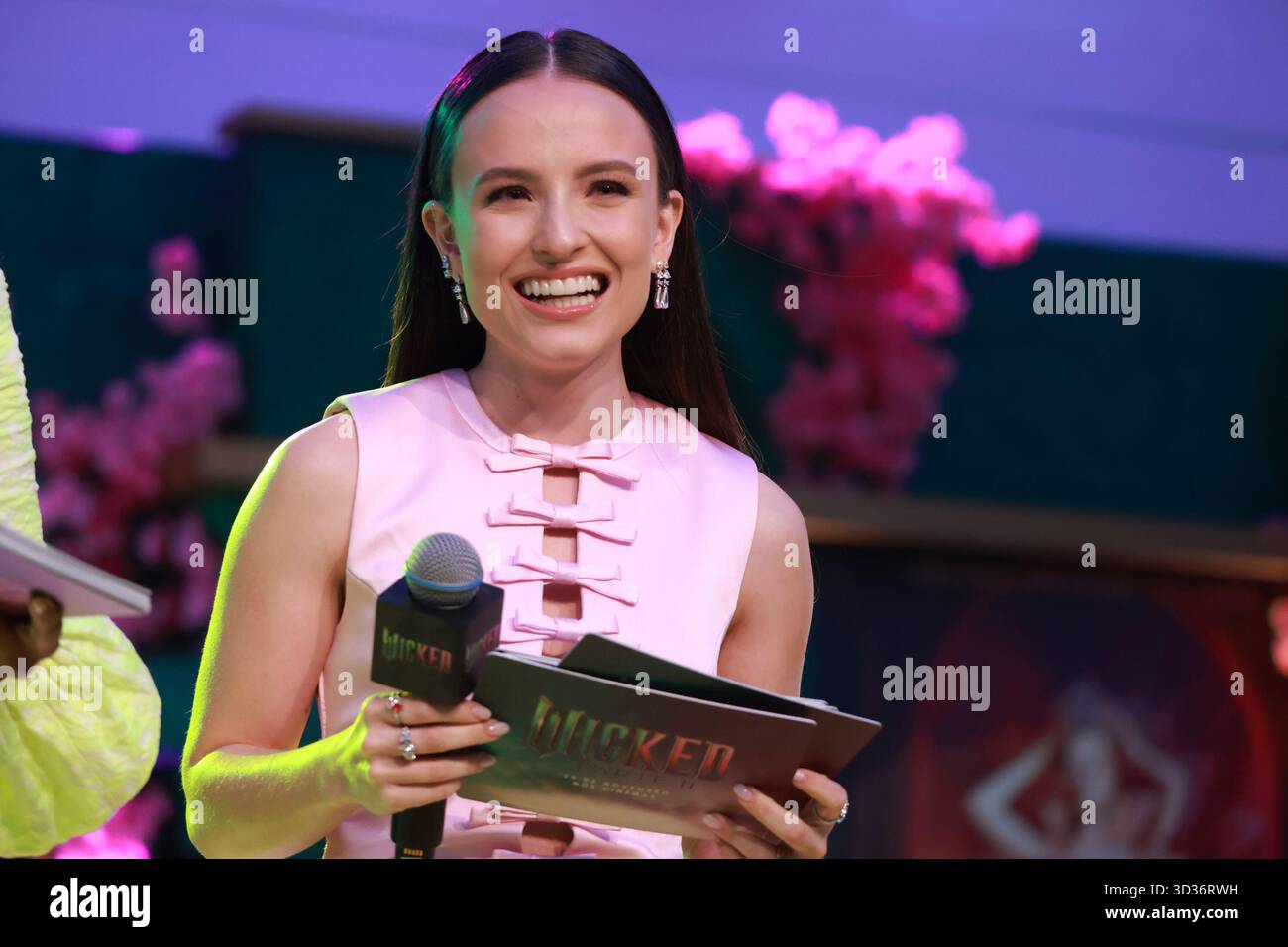 Sao Paulo, Sao Paulo, Brasilien. November 2025. Sao Paulo (SP), 11/2025 - Cinema/Wicked II/SP - Schauspielerin Larissa Manoela präsentiert die Premiere von „Wicked: Part II“ mit einem Teil der Besetzung, darunter Jon M. Chu (Regisseur), Jonathan Bailey (Fiyero), Cynthia Erivo (Elphaba), am Dienstag, den 4. November 2025 in der Suhai Music Hall in Sao Paulo. (Foto: Leco Viana/Thenews2/Zumapress) (Foto: © Leco Viana/TheNEWS2 via ZUMA Press Wire) NUR REDAKTIONELLE VERWENDUNG! Nicht für kommerzielle ZWECKE! Stockfoto