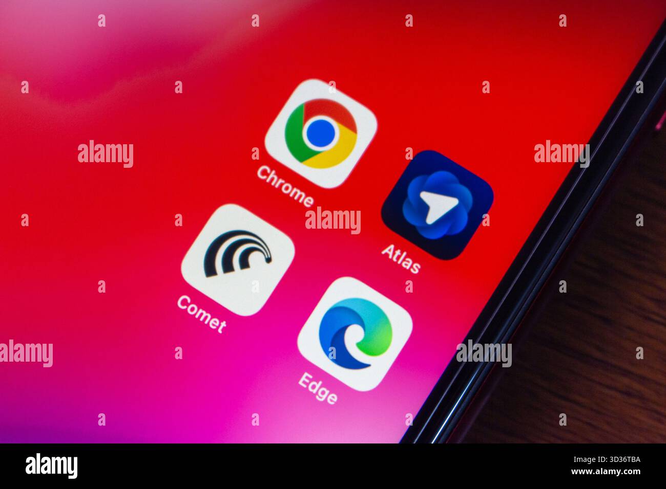 Webbrowser-Apps wie Google Chrome, Microsoft Edge, ChatGPT Atlas und Comet AI im Hintergrund. Konzept für KI-gestütztes Web-Browsing. Stockfoto