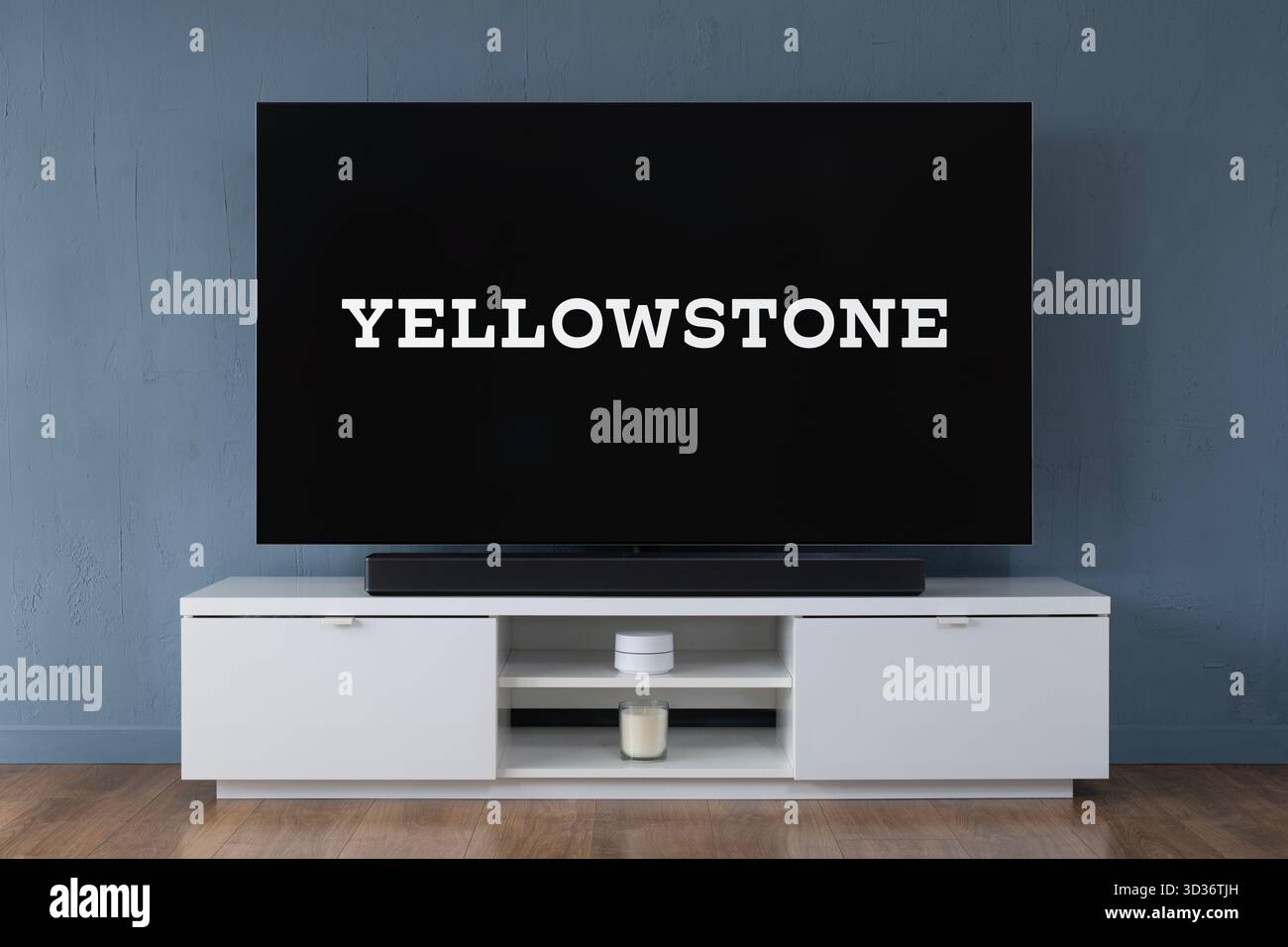 Ein Breitbild-OLED-Fernseher mit einem Trailer zur Fernsehserie Yellowstone, der in einem modernen Wohnzimmer zu sehen ist. Stockfoto