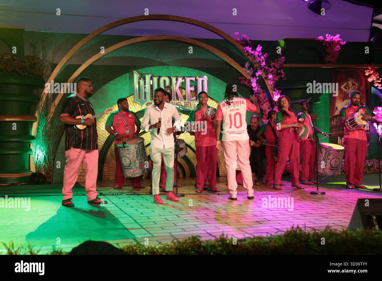 Sao Paulo, Sao Paulo, Brasilien. November 2025. Sao Paulo (SP), 04/11/2025 - Cinema/Wicked II/SP - Präsentation der Samba-Schule von Mangueira, während der Premiere von „Wicked: Part II“ mit Teilen der Besetzung wie Jon M. Chu (Regisseur), Jonathan Bailey (Fiyero), Cynthia Erivo (Elphaba), am Dienstag, 4. November 2025 in der Suhai Music Hall in Sao Paulo. (Foto: Leco Viana/Thenews2/Zumapress) (Foto: © Leco Viana/TheNEWS2 via ZUMA Press Wire) NUR REDAKTIONELLE VERWENDUNG! Nicht für kommerzielle ZWECKE! Stockfoto