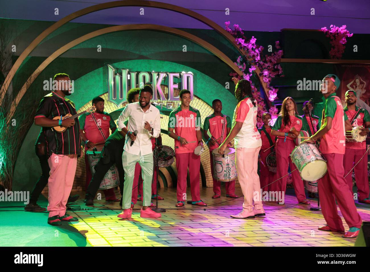 Sao Paulo, Sao Paulo, Brasilien. November 2025. Sao Paulo (SP), 04/11/2025 - Cinema/Wicked II/SP - Präsentation der Samba-Schule von Mangueira, während der Premiere von „Wicked: Part II“ mit Teilen der Besetzung wie Jon M. Chu (Regisseur), Jonathan Bailey (Fiyero), Cynthia Erivo (Elphaba), am Dienstag, 4. November 2025 in der Suhai Music Hall in Sao Paulo. (Foto: Leco Viana/Thenews2/Zumapress) (Foto: © Leco Viana/TheNEWS2 via ZUMA Press Wire) NUR REDAKTIONELLE VERWENDUNG! Nicht für kommerzielle ZWECKE! Stockfoto