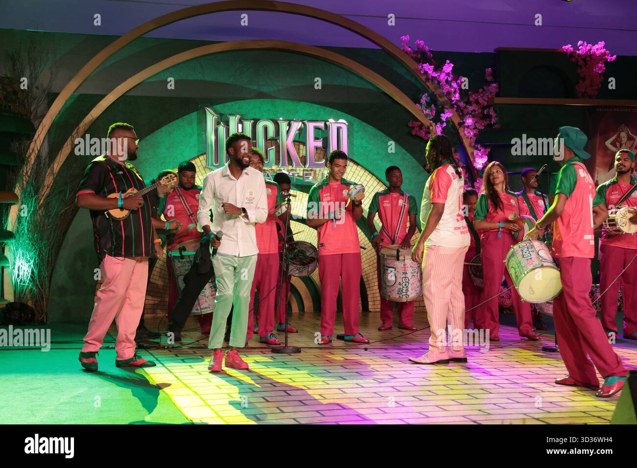 Sao Paulo, Sao Paulo, Brasilien. November 2025. Sao Paulo (SP), 04/11/2025 - Cinema/Wicked II/SP - Präsentation der Samba-Schule von Mangueira, während der Premiere von „Wicked: Part II“ mit Teilen der Besetzung wie Jon M. Chu (Regisseur), Jonathan Bailey (Fiyero), Cynthia Erivo (Elphaba), am Dienstag, 4. November 2025 in der Suhai Music Hall in Sao Paulo. (Foto: Leco Viana/Thenews2/Zumapress) (Foto: © Leco Viana/TheNEWS2 via ZUMA Press Wire) NUR REDAKTIONELLE VERWENDUNG! Nicht für kommerzielle ZWECKE! Stockfoto