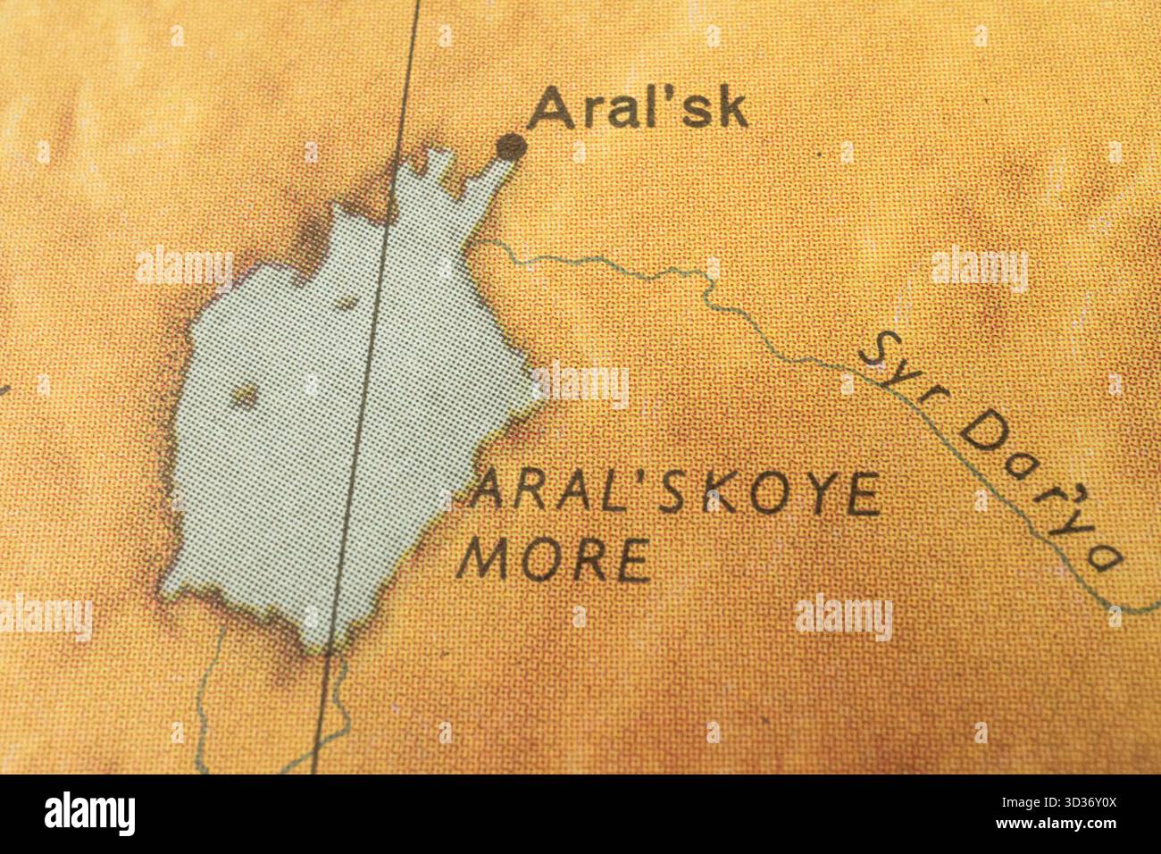 Das Bild zeigt ein geschrumpftes Aralmeer auf einer Karte, beeinflusst von Umwelteinflüssen und menschlichen Eingriffen. Der Fluss Syr Darya grenzt ihn links an und l Stockfoto