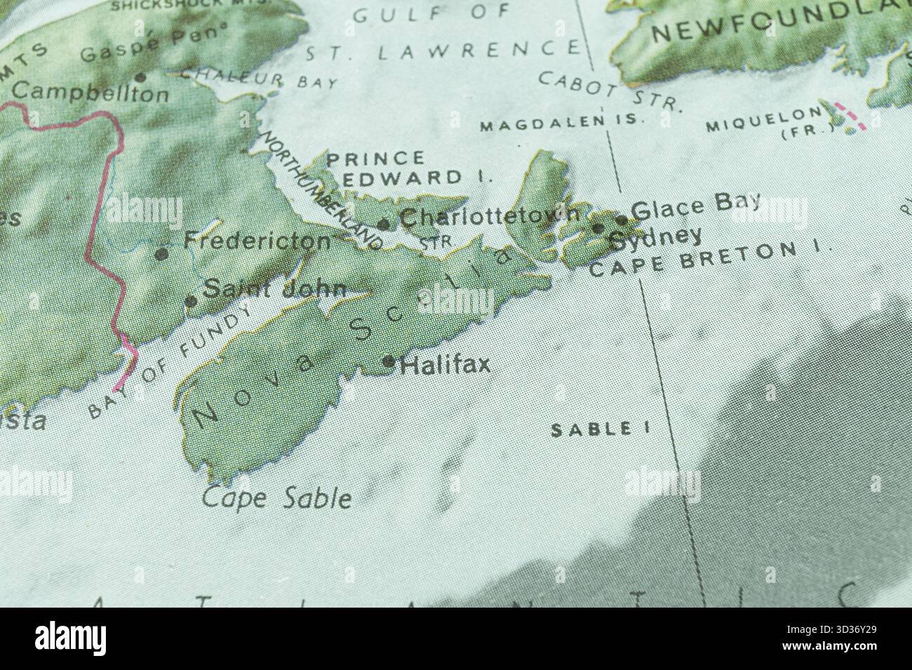 Nahaufnahme einer Inselkarte mit Cape Sabine, Lake Ferguson, Klippen, zerklüftetem Gelände, flaches Land, Sinclair Bay, Baysfjorde, Reliefbeschattung, höhere Ebene Stockfoto