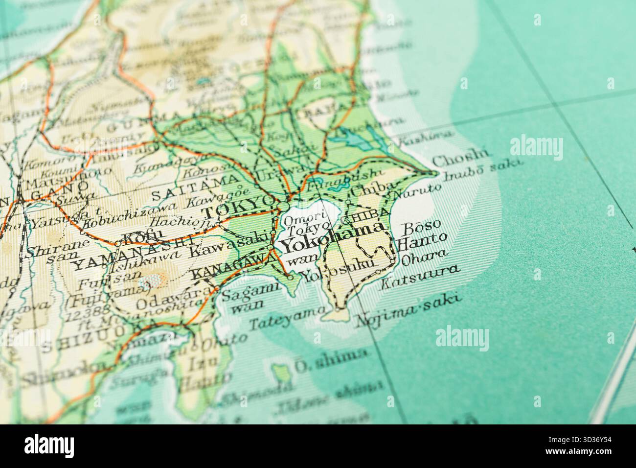 Nahaufnahme der Karte zeigt Japan, beschriftete Städte wie Tokio und Osaka, umgeben von Regionen Russlands, Chinas, Koreas und des Ostmeers Japans U Stockfoto
