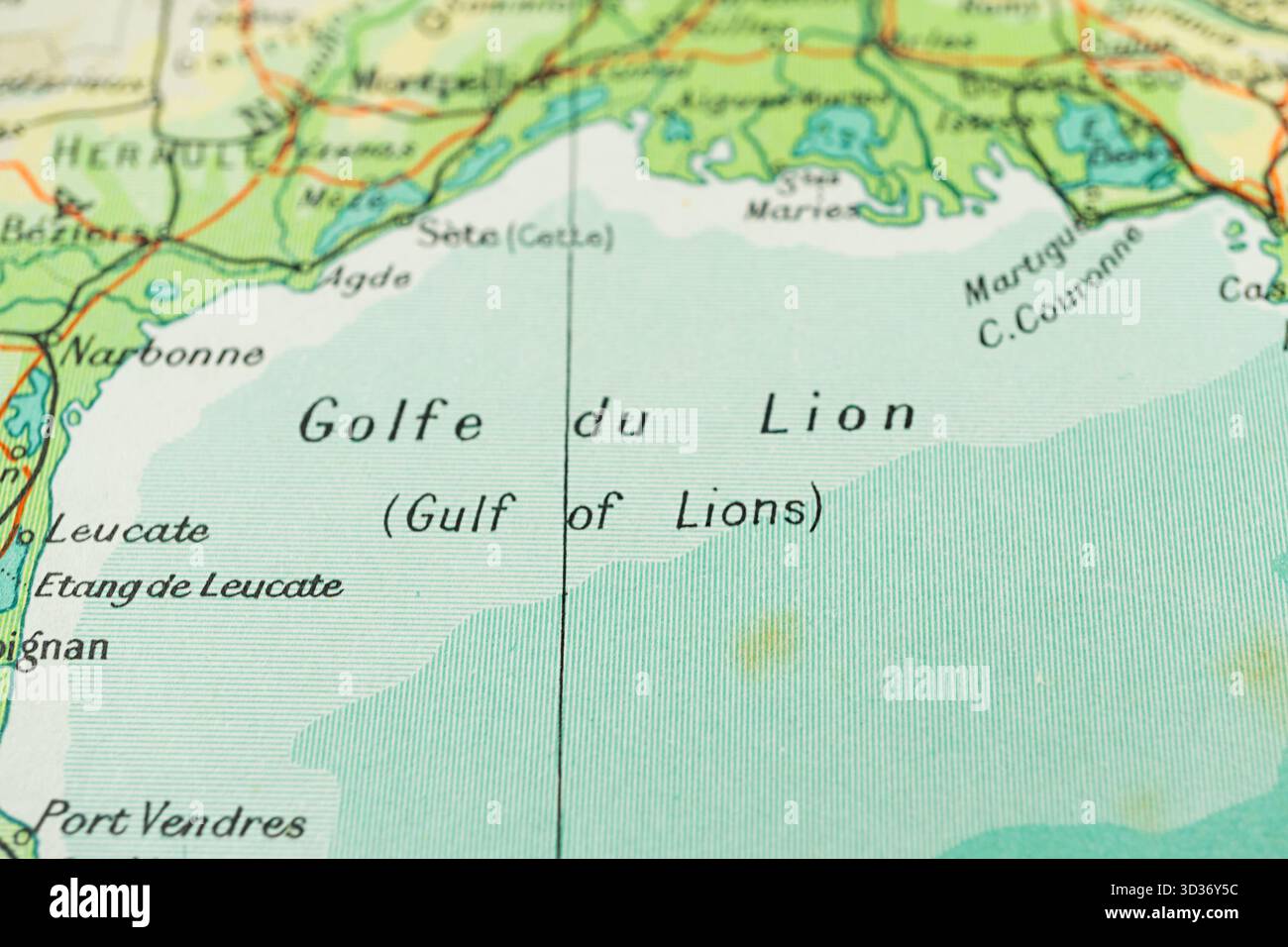 Das Bild zeigt einen Abschnitt einer alten Karte, der sich auf den Golf der Löwen im Mittelmeer konzentriert. Es zeigt eine aufwendige Kartographie mit SH Stockfoto