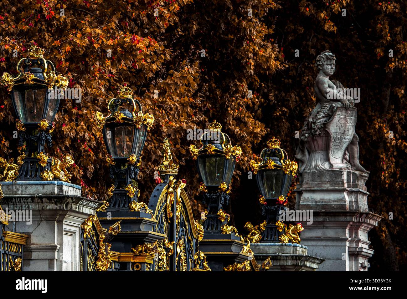 Vor dem Buckingham Palace, London, Großbritannien - 17. Oktober 2022 - Reisefotos, die die zeitlose Architektur und das Erbe dieses königlichen Wahrzeichens festhalten. Stockfoto