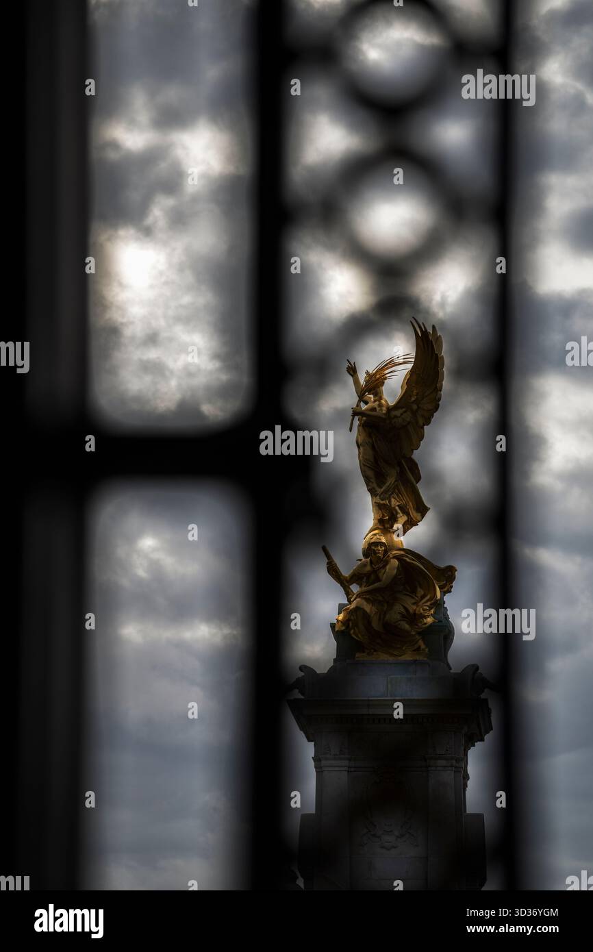 Queen Victoria Memorial, London, Großbritannien - Oktober 147 2022 - Reisefotografie, die die zeitlose Architektur und das Erbe dieses königlichen Wahrzeichens einfängt. Stockfoto