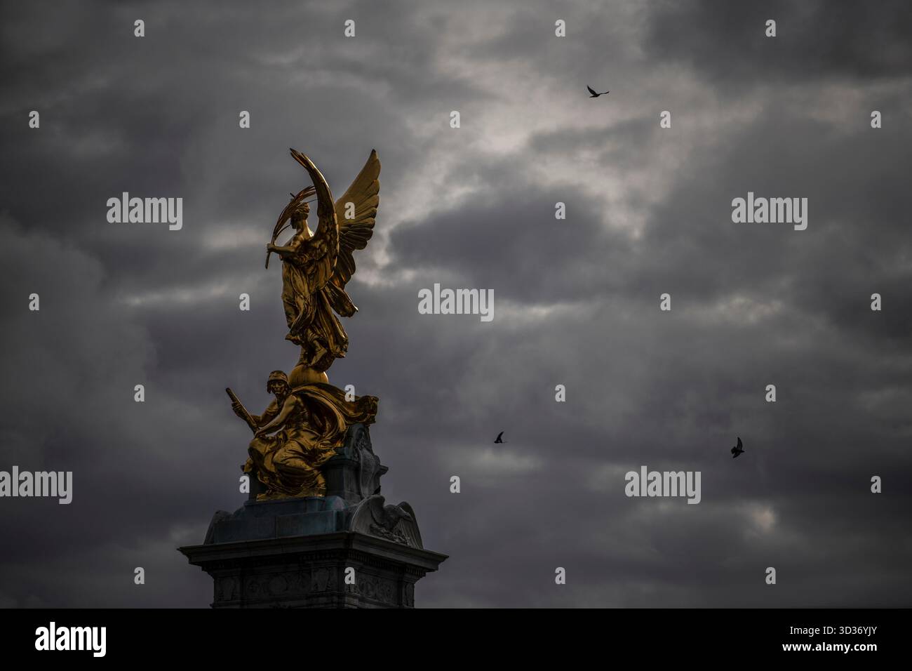 Queen Victoria Memorial, London, Großbritannien - Oktober 147 2022 - Reisefotografie, die die zeitlose Architektur und das Erbe dieses königlichen Wahrzeichens einfängt. Stockfoto