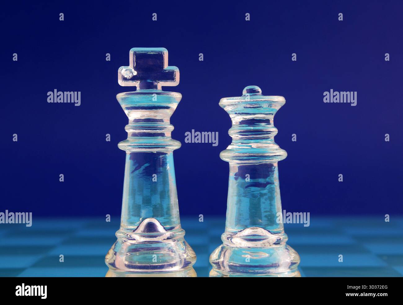 König und Königin auf einem Schachbrett, symbolisiert Strategie, Führung und klares Denken im Geschäft oder in der Entscheidungsfindung Stockfoto