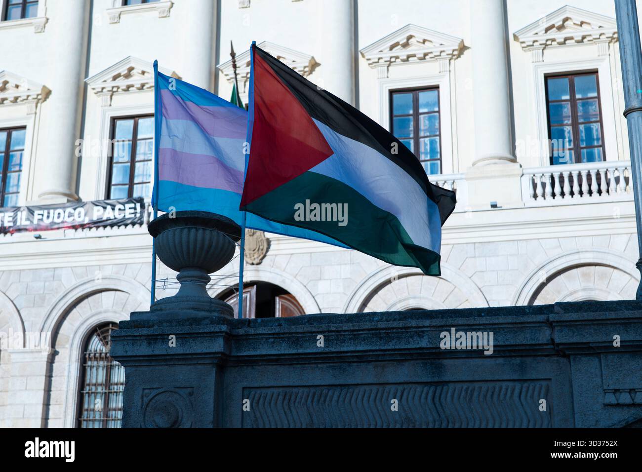 Transgender und palästinensische Flagge Stockfoto