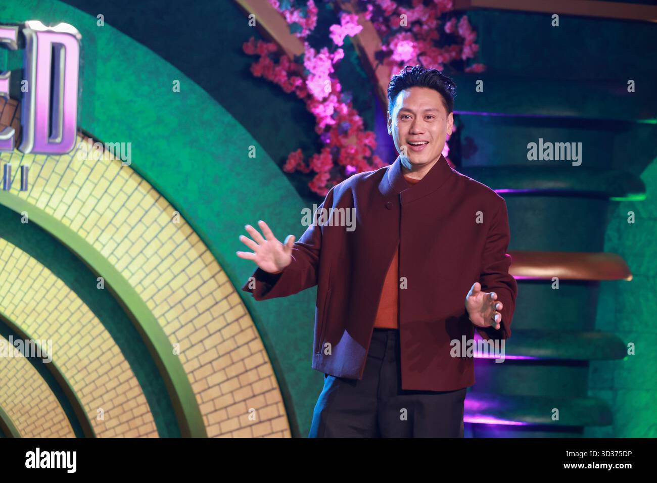 Sao Paulo, Sao Paulo, Brasilien. November 2025. Sao Paulo (SP), 11/2025 - Kino/Wicked II/SP - Regisseur Jon M. Chu, während der Premiere von „Wicked: Part II“ mit einem Teil der Besetzung, darunter Jonathan Bailey (Fiyero) und Cynthia Erivo (Elphaba), in der Suhai Music Hall in Sao Paulo am Dienstag, 4. November 2025. (Foto: Leco Viana/Thenews2/Zumapress) (Foto: © Leco Viana/TheNEWS2 via ZUMA Press Wire) NUR REDAKTIONELLE VERWENDUNG! Nicht für kommerzielle ZWECKE! Stockfoto