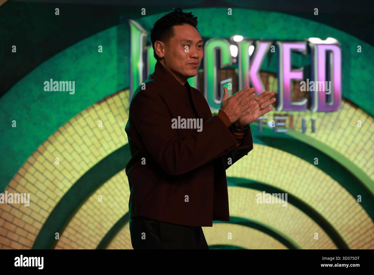 Sao Paulo, Sao Paulo, Brasilien. November 2025. Sao Paulo (SP), 11/2025 - Kino/Wicked II/SP - Regisseur Jon M. Chu, während der Premiere von „Wicked: Part II“ mit einem Teil der Besetzung, darunter Jonathan Bailey (Fiyero) und Cynthia Erivo (Elphaba), in der Suhai Music Hall in Sao Paulo am Dienstag, 4. November 2025. (Foto: Leco Viana/Thenews2/Zumapress) (Foto: © Leco Viana/TheNEWS2 via ZUMA Press Wire) NUR REDAKTIONELLE VERWENDUNG! Nicht für kommerzielle ZWECKE! Stockfoto