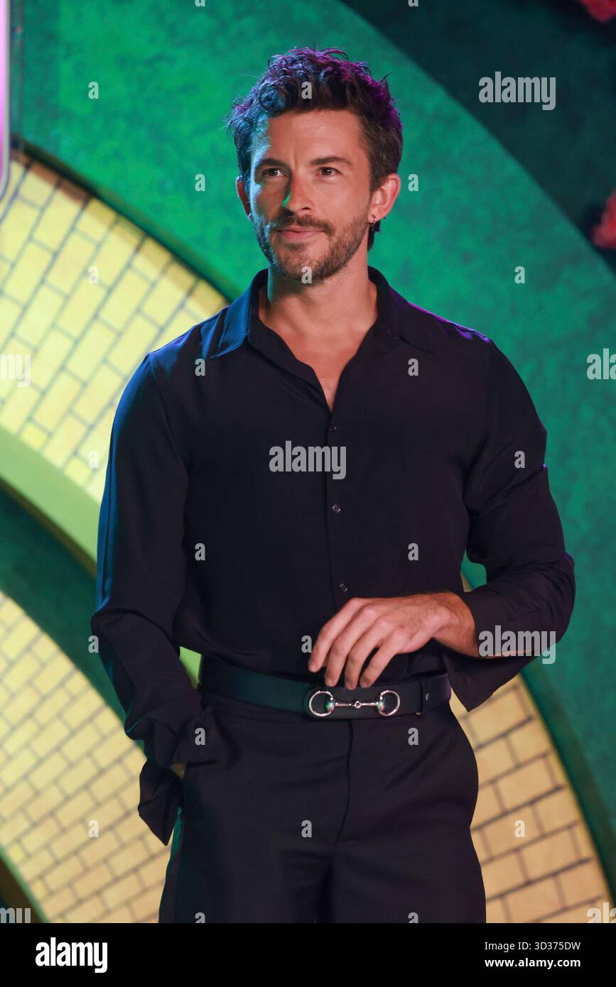 Sao Paulo, Sao Paulo, Brasilien. November 2025. Sao Paulo (SP), 11/2025 - Cinema/Wicked II/SP - Schauspieler Jonathan Bailey (Fiyero), während der Premiere von „Wicked: Part II“ mit einem Teil der Besetzung, darunter Regisseur Jon M. Chu und Cynthia Erivo (Elphaba), in der Suhai Music Hall in Sao Paulo am Dienstag, 4. November 2025. (Foto: Leco Viana/Thenews2/Zumapress) (Foto: © Leco Viana/TheNEWS2 via ZUMA Press Wire) NUR REDAKTIONELLE VERWENDUNG! Nicht für kommerzielle ZWECKE! Stockfoto