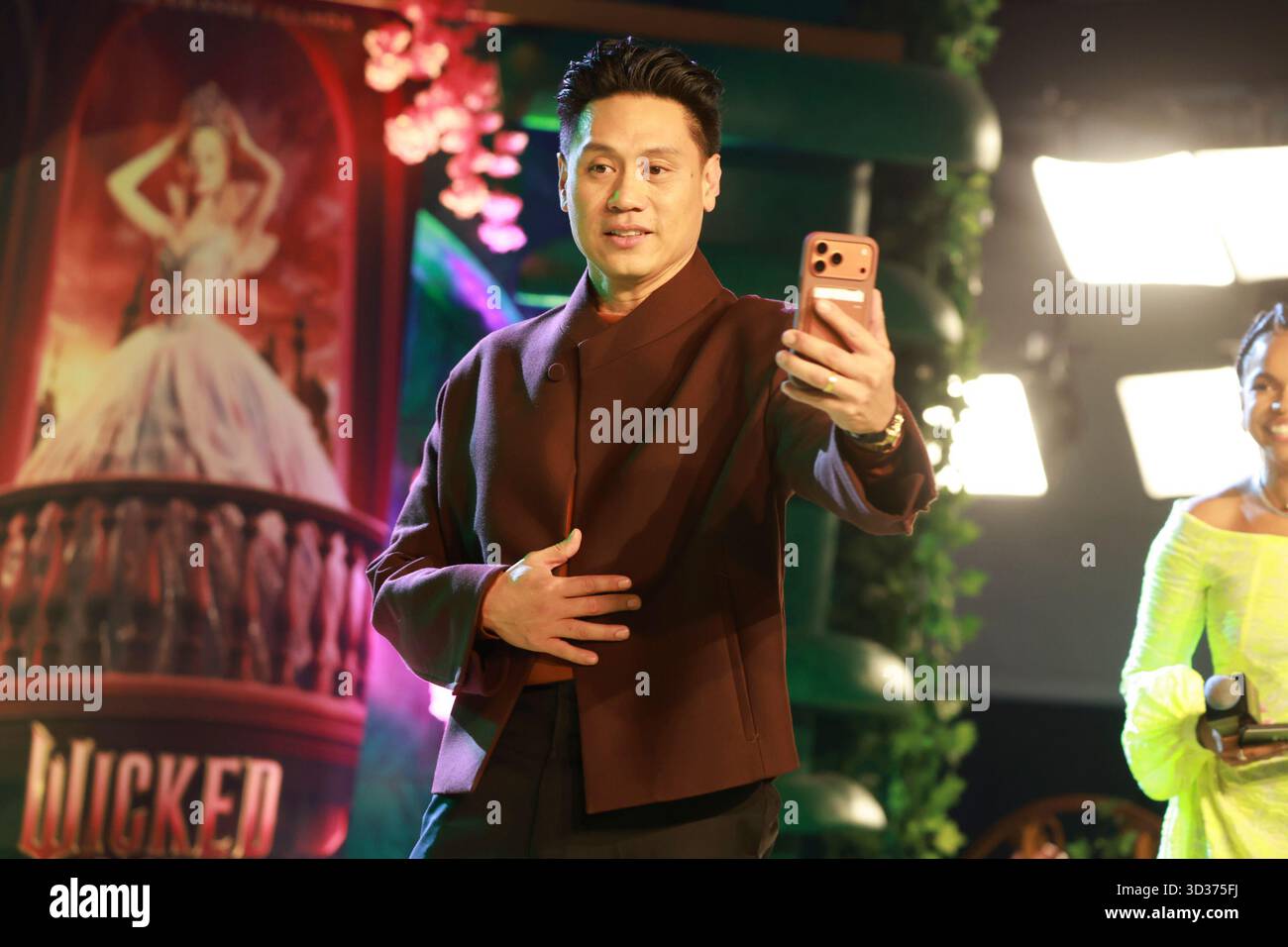 Sao Paulo, Sao Paulo, Brasilien. November 2025. Sao Paulo (SP), 11/2025 - Kino/Wicked II/SP - Regisseur Jon M. Chu, während der Premiere von „Wicked: Part II“ mit einem Teil der Besetzung, darunter Jonathan Bailey (Fiyero) und Cynthia Erivo (Elphaba), in der Suhai Music Hall in Sao Paulo am Dienstag, 4. November 2025. (Foto: Leco Viana/Thenews2/Zumapress) (Foto: © Leco Viana/TheNEWS2 via ZUMA Press Wire) NUR REDAKTIONELLE VERWENDUNG! Nicht für kommerzielle ZWECKE! Stockfoto